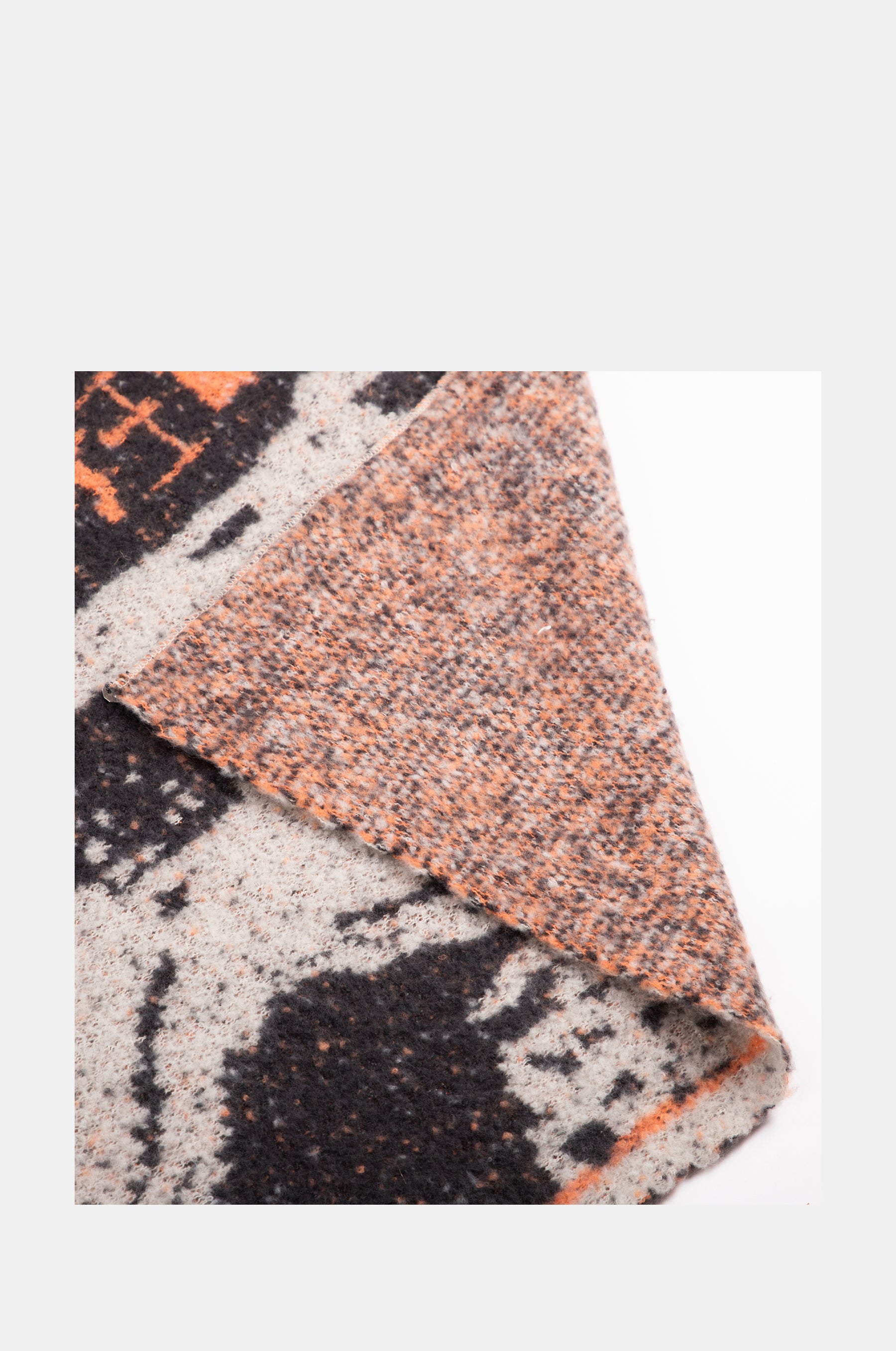 Sciarpa Contemporary in bianco e nero.