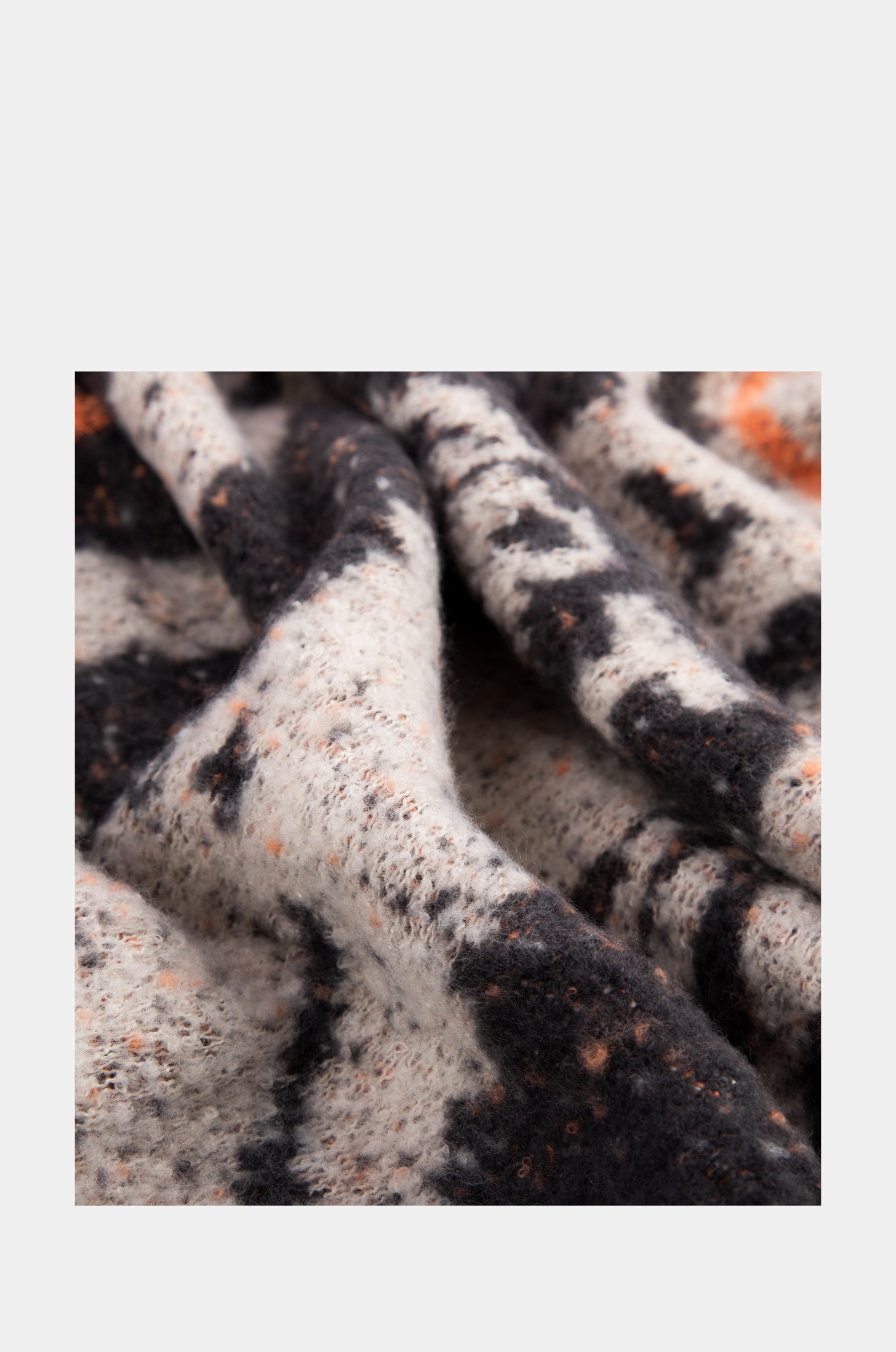 Sciarpa Contemporary in bianco e nero.