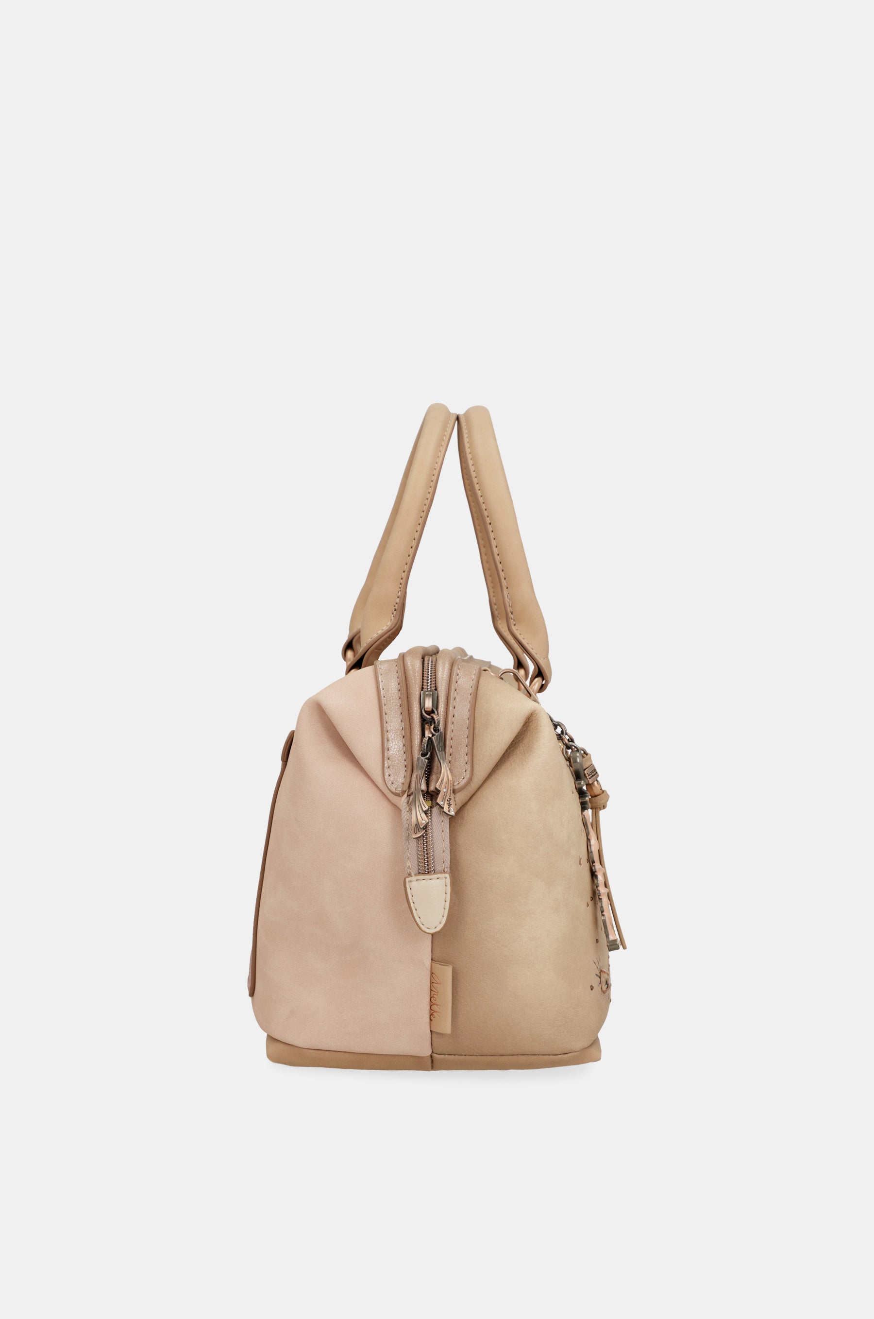 Borsa da bowling nuda in studio