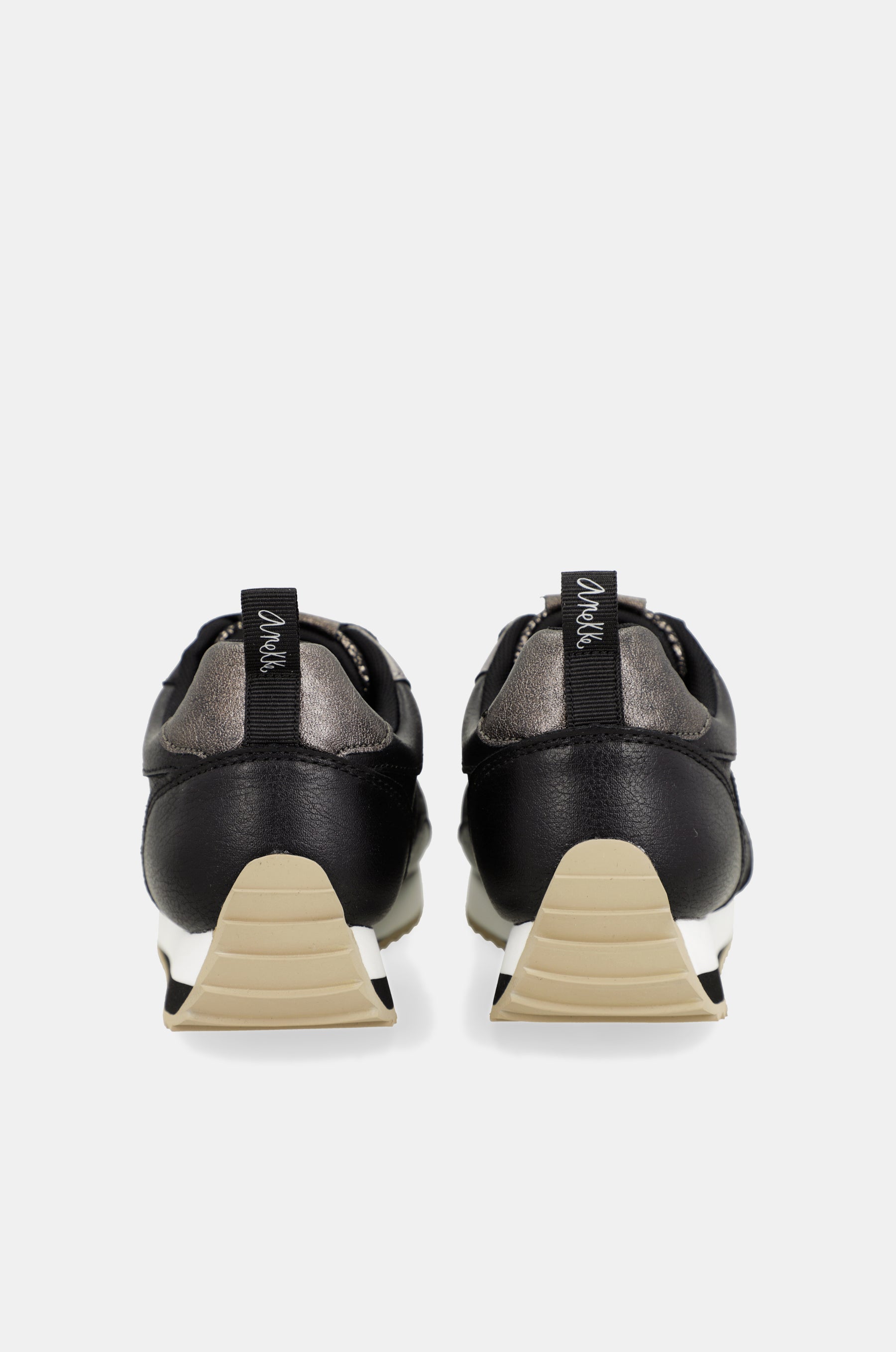Sneakers nere da viaggio