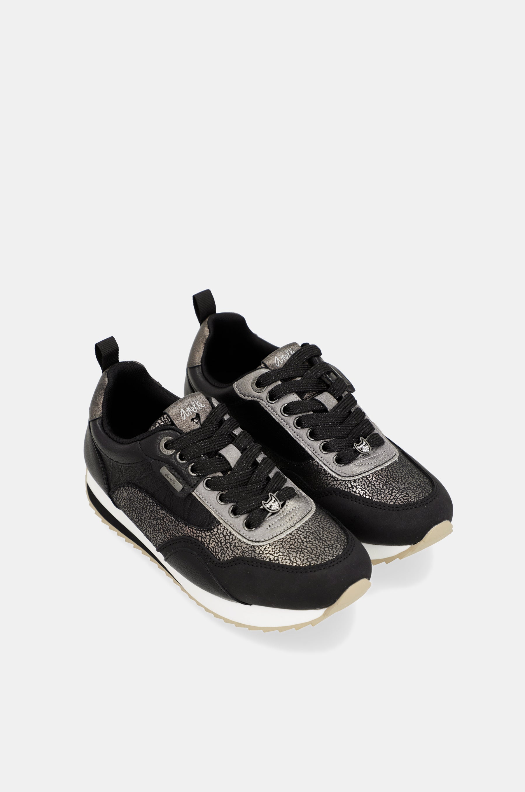 Sneakers nere da viaggio