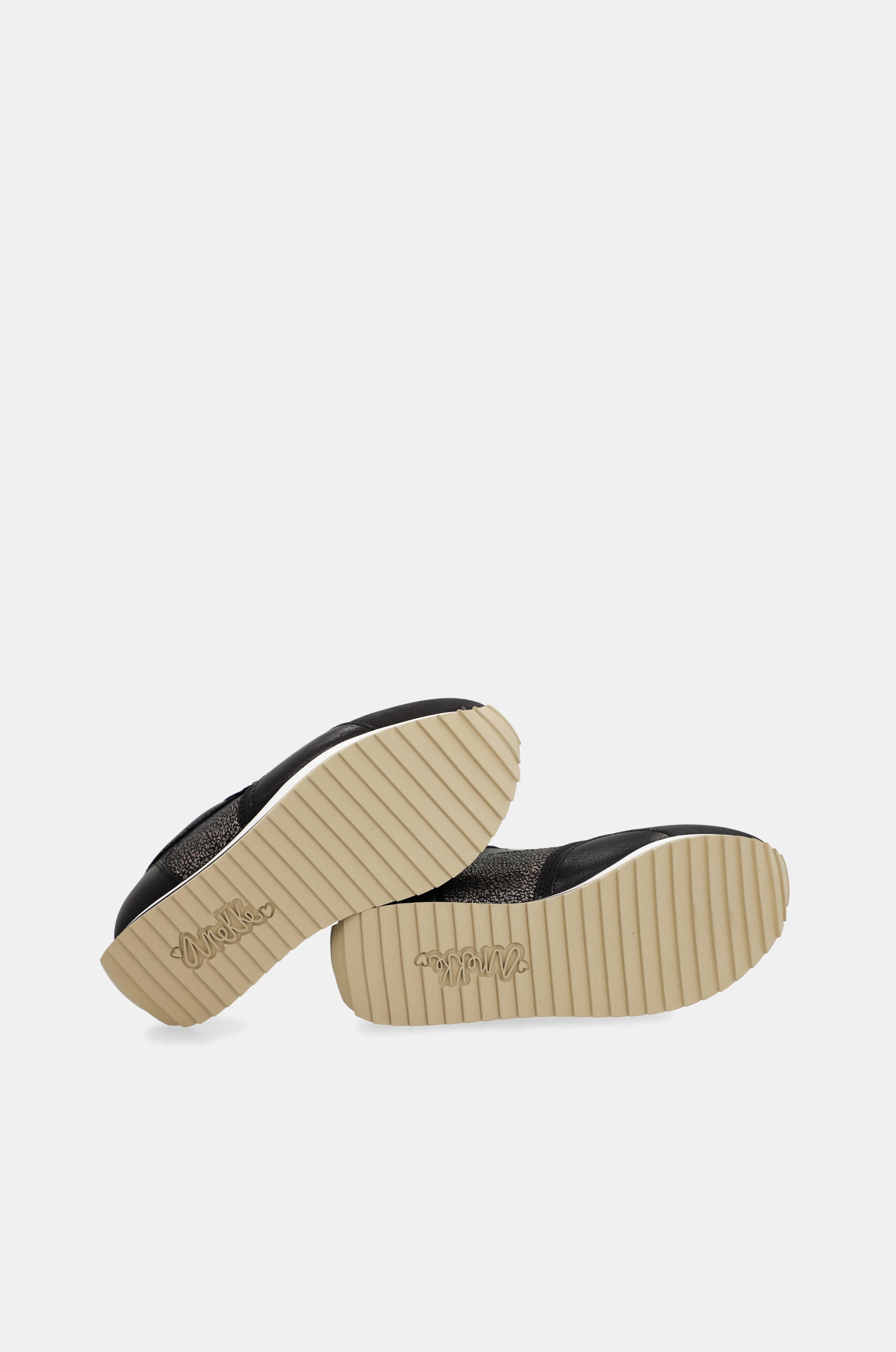 Sneakers nere da viaggio