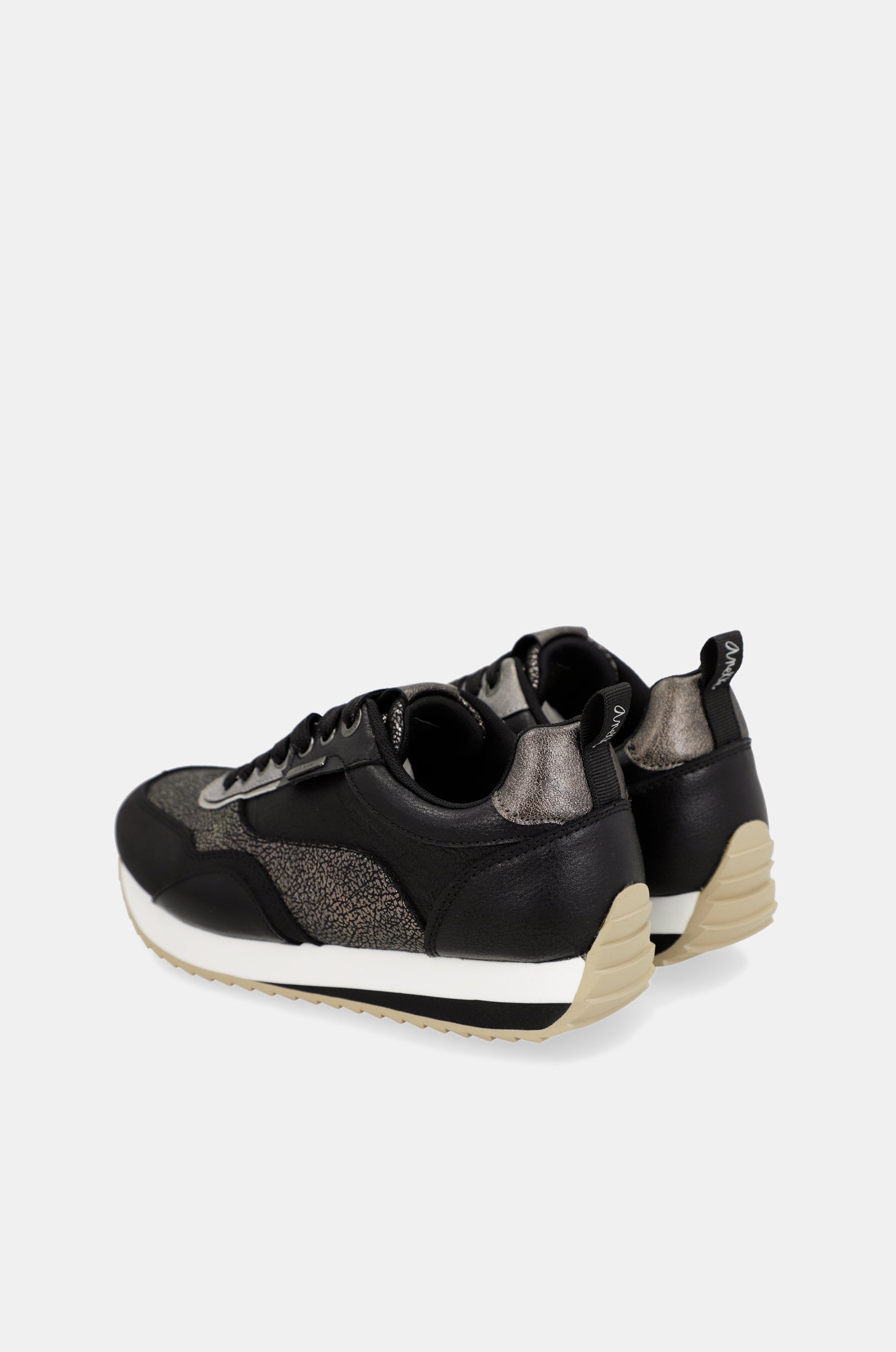 Sneakers nere da viaggio