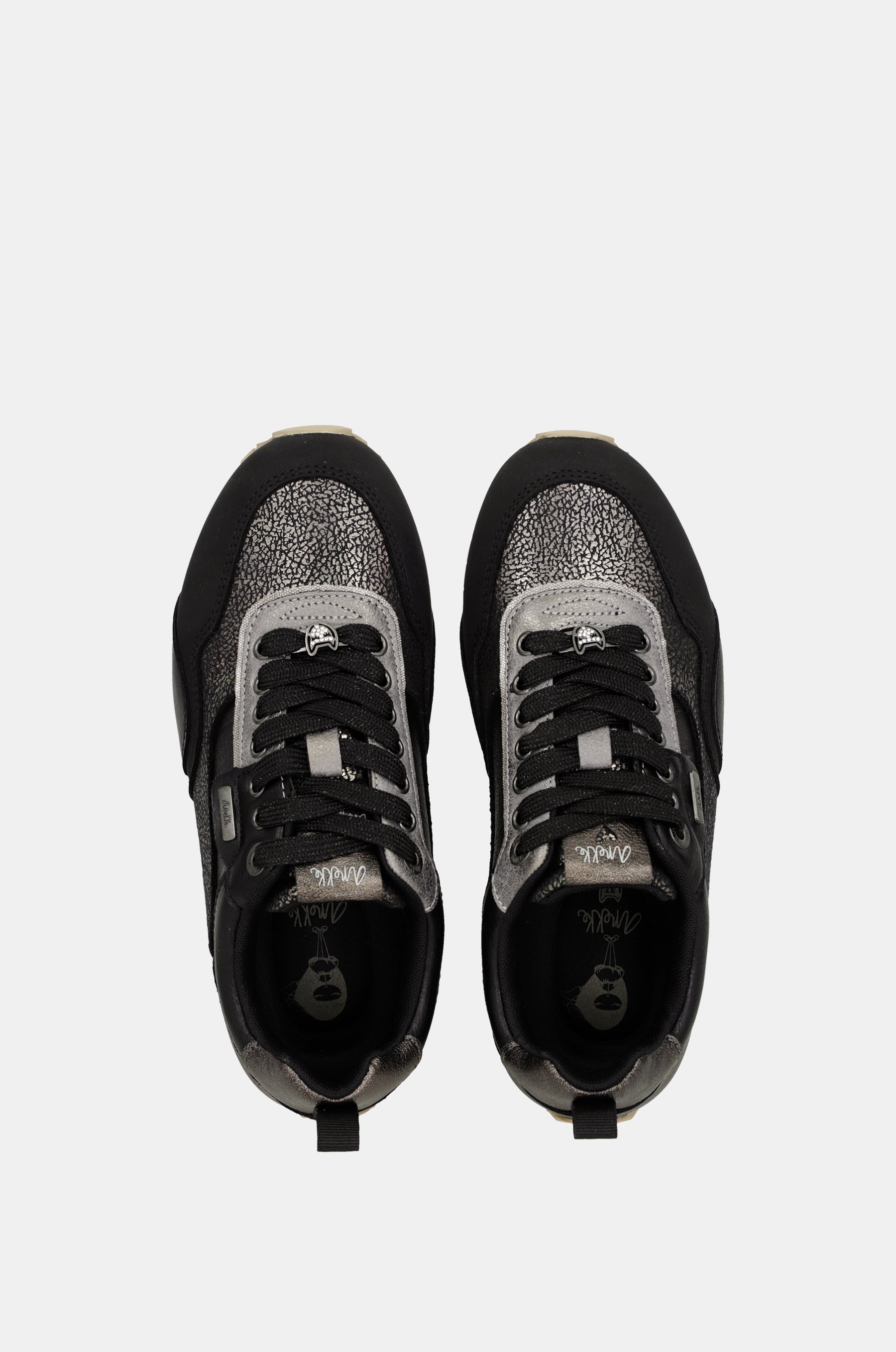 Sneakers nere da viaggio