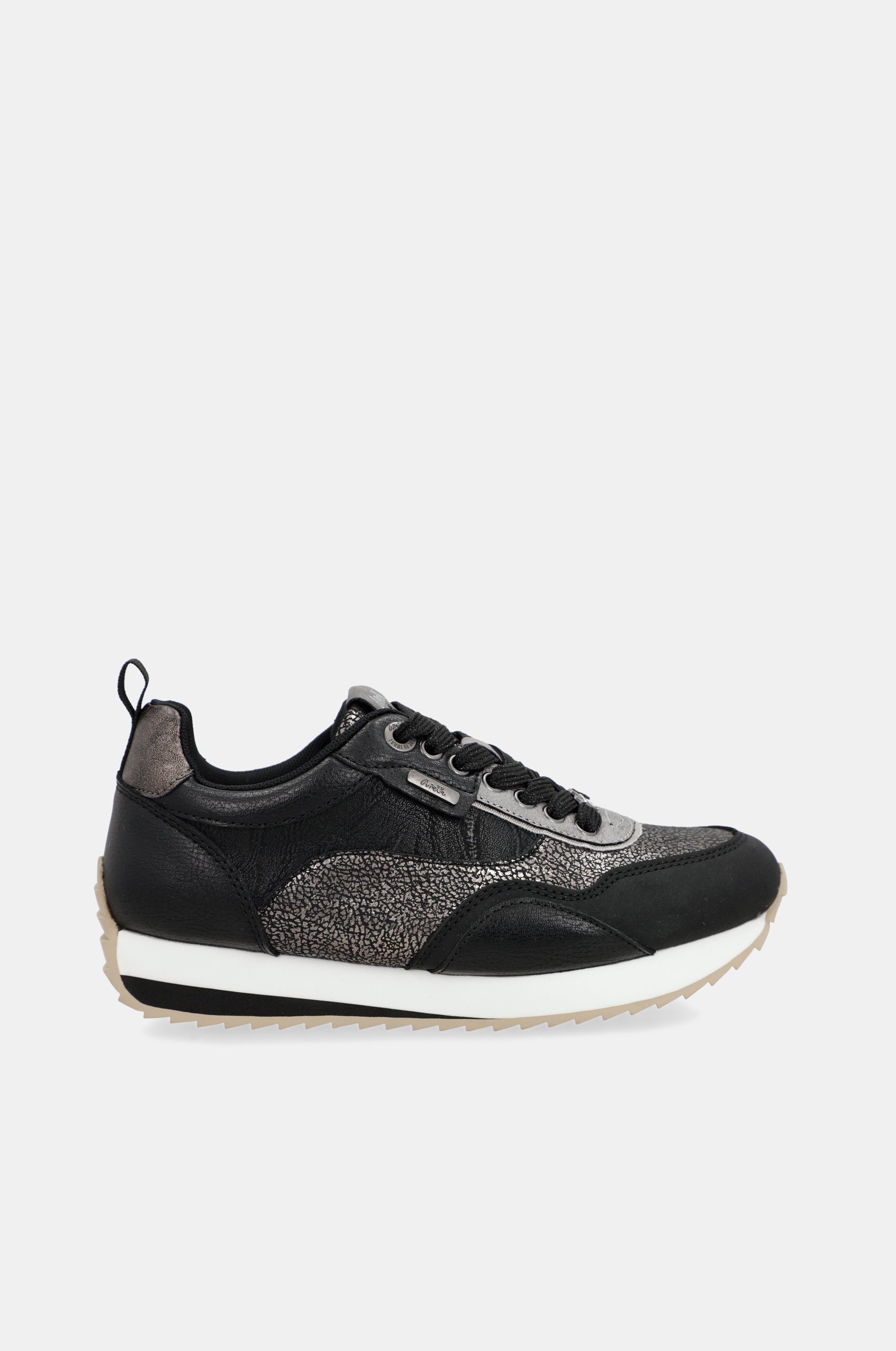 Sneakers nere da viaggio