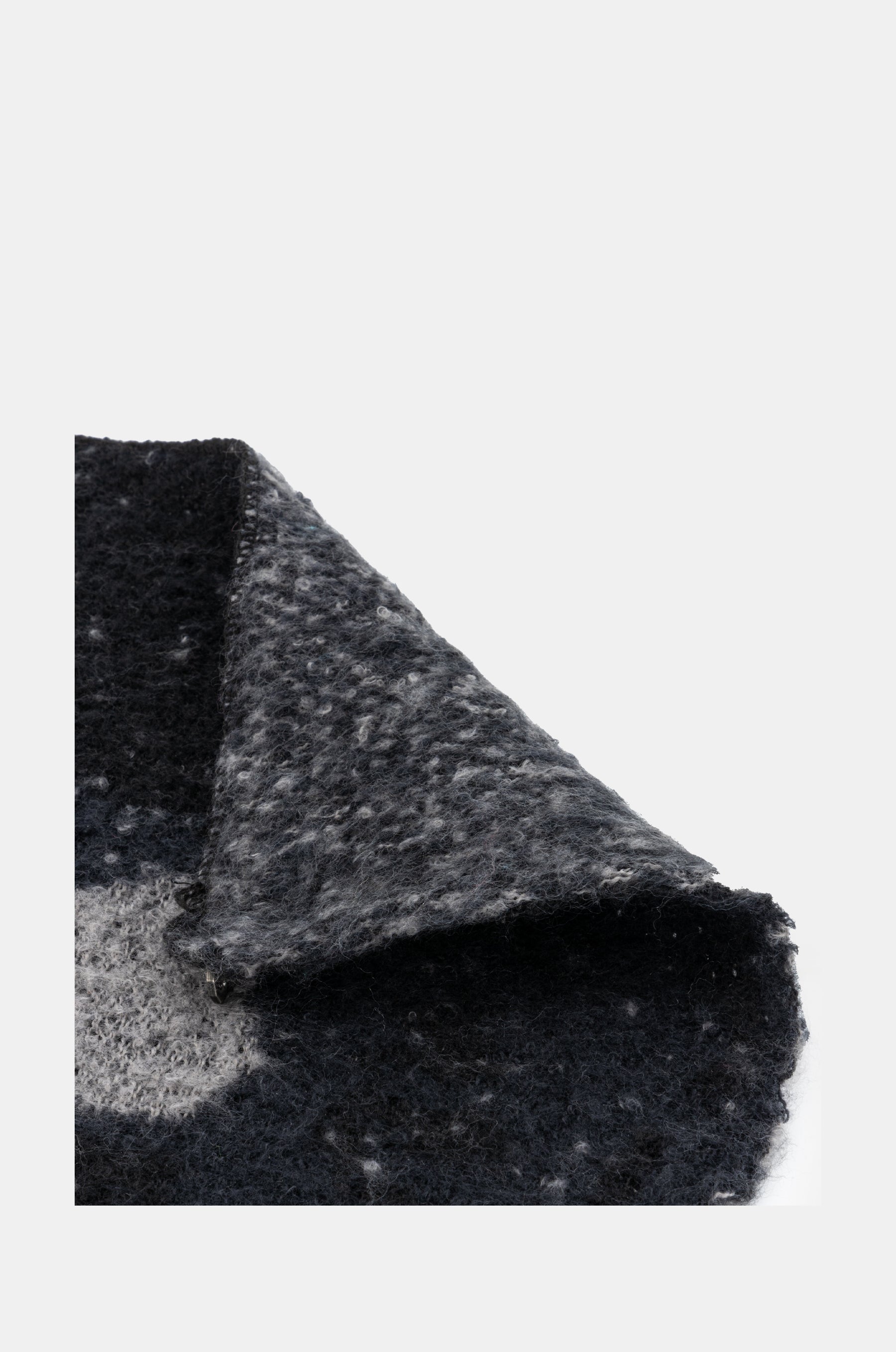 Sciarpa nera lavorata a maglia