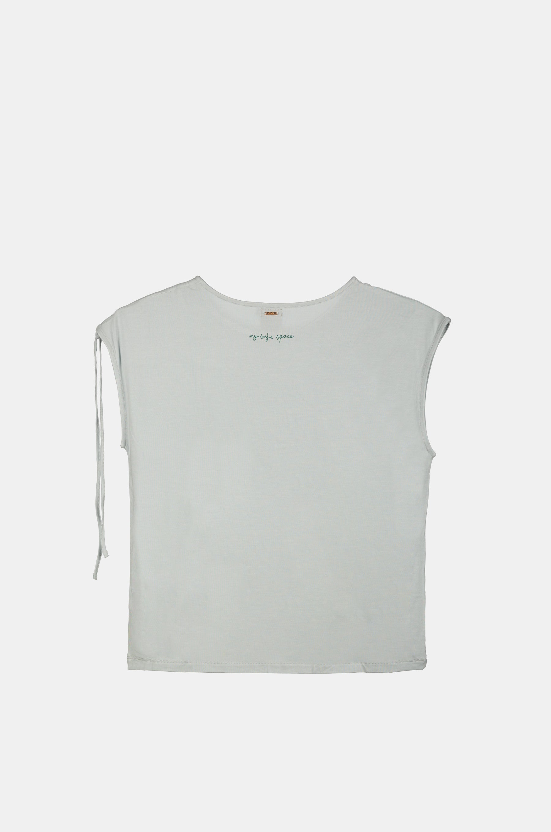 T-shirt blu con arricciatura su una spalla