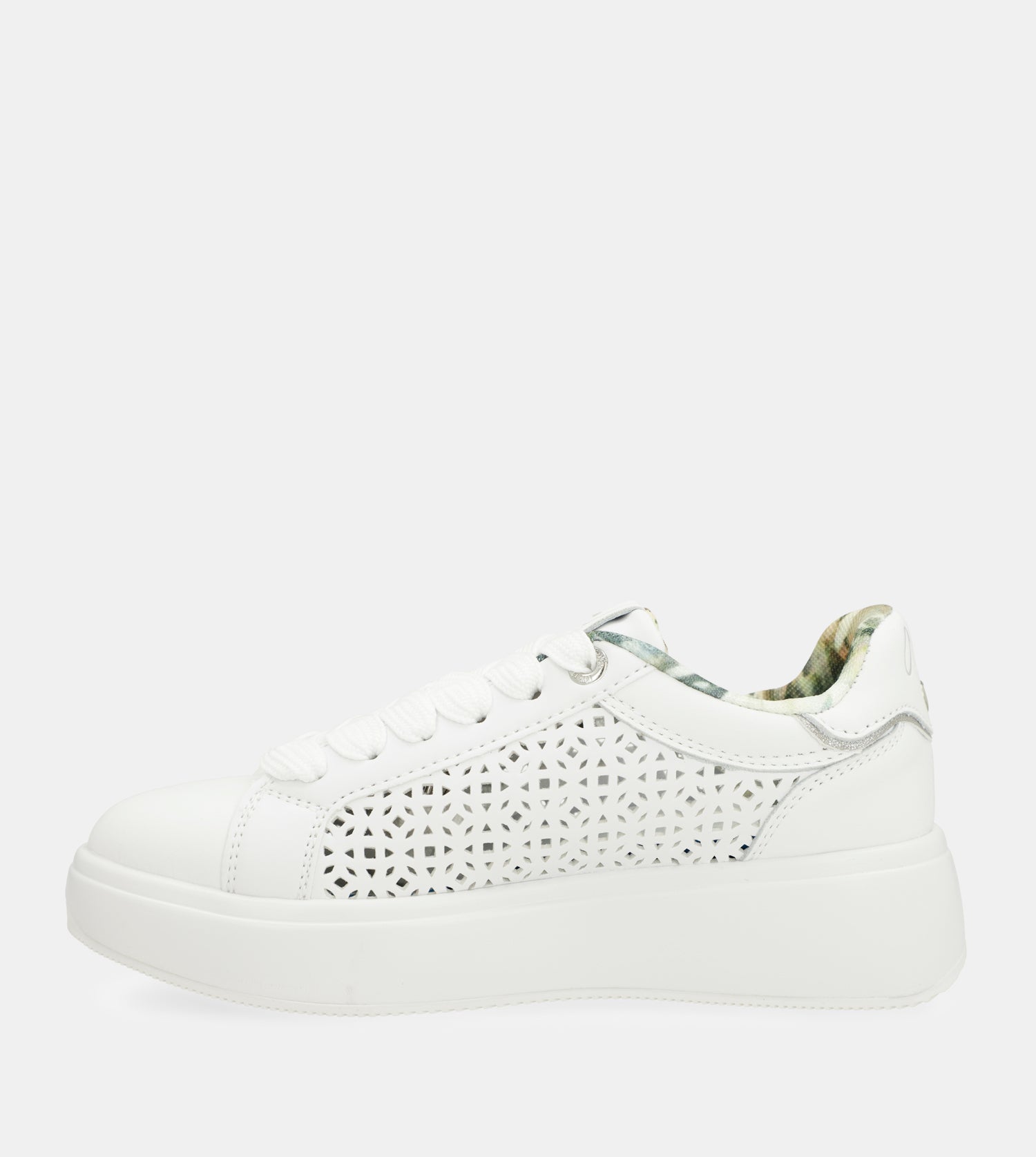 Sneakers a macchie bianche