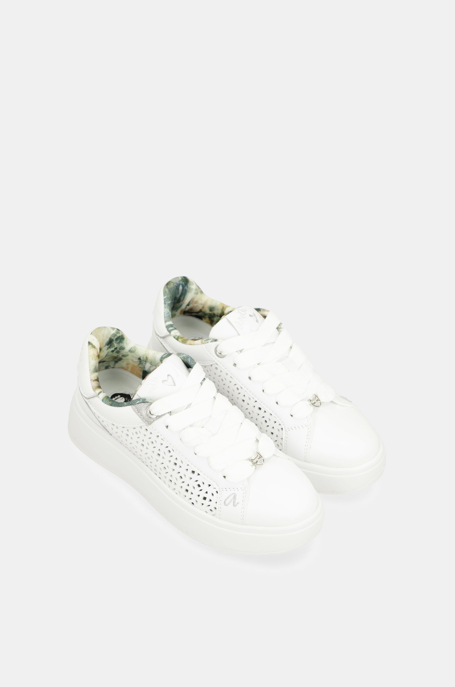 Sneakers a macchie bianche