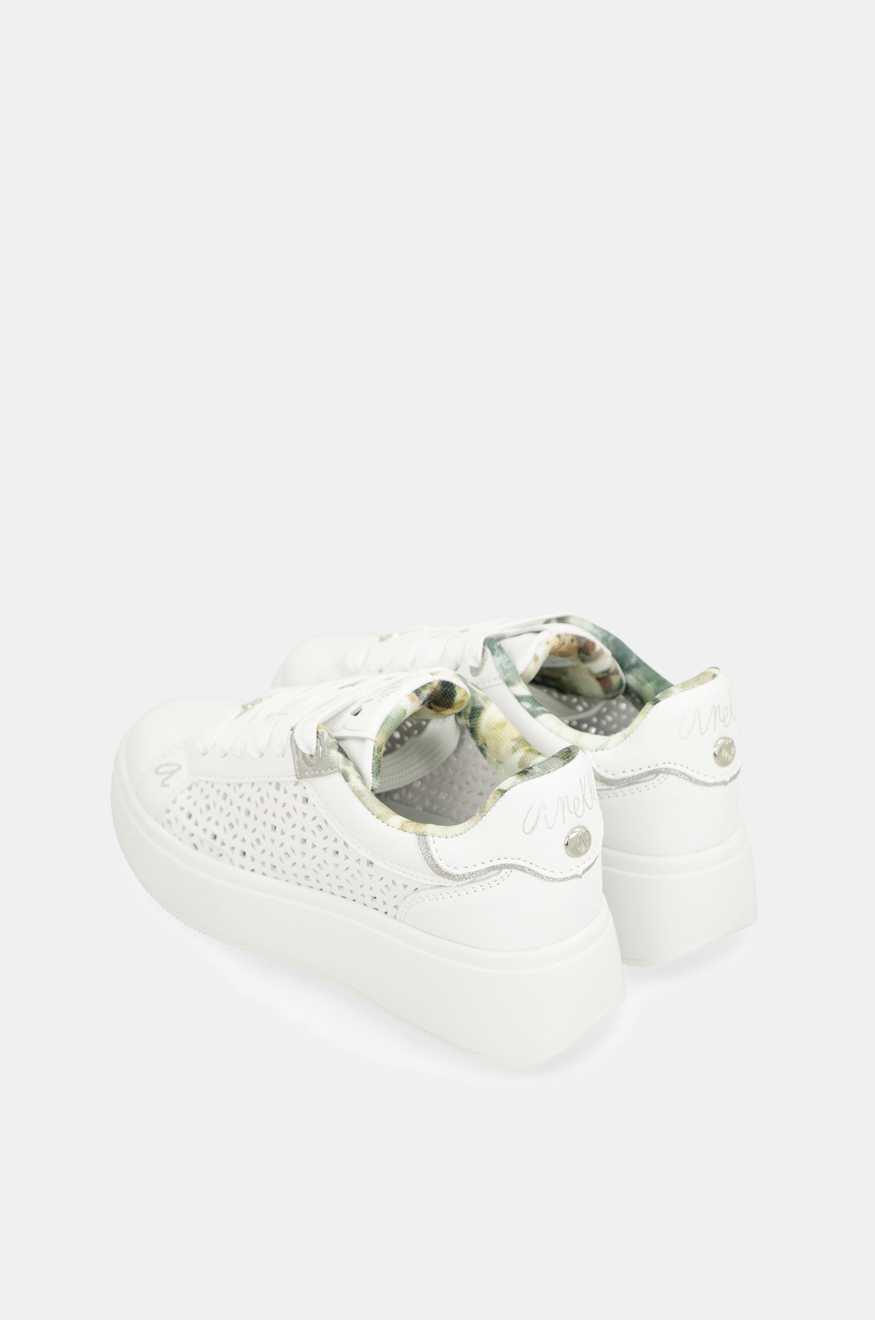 Sneakers a macchie bianche