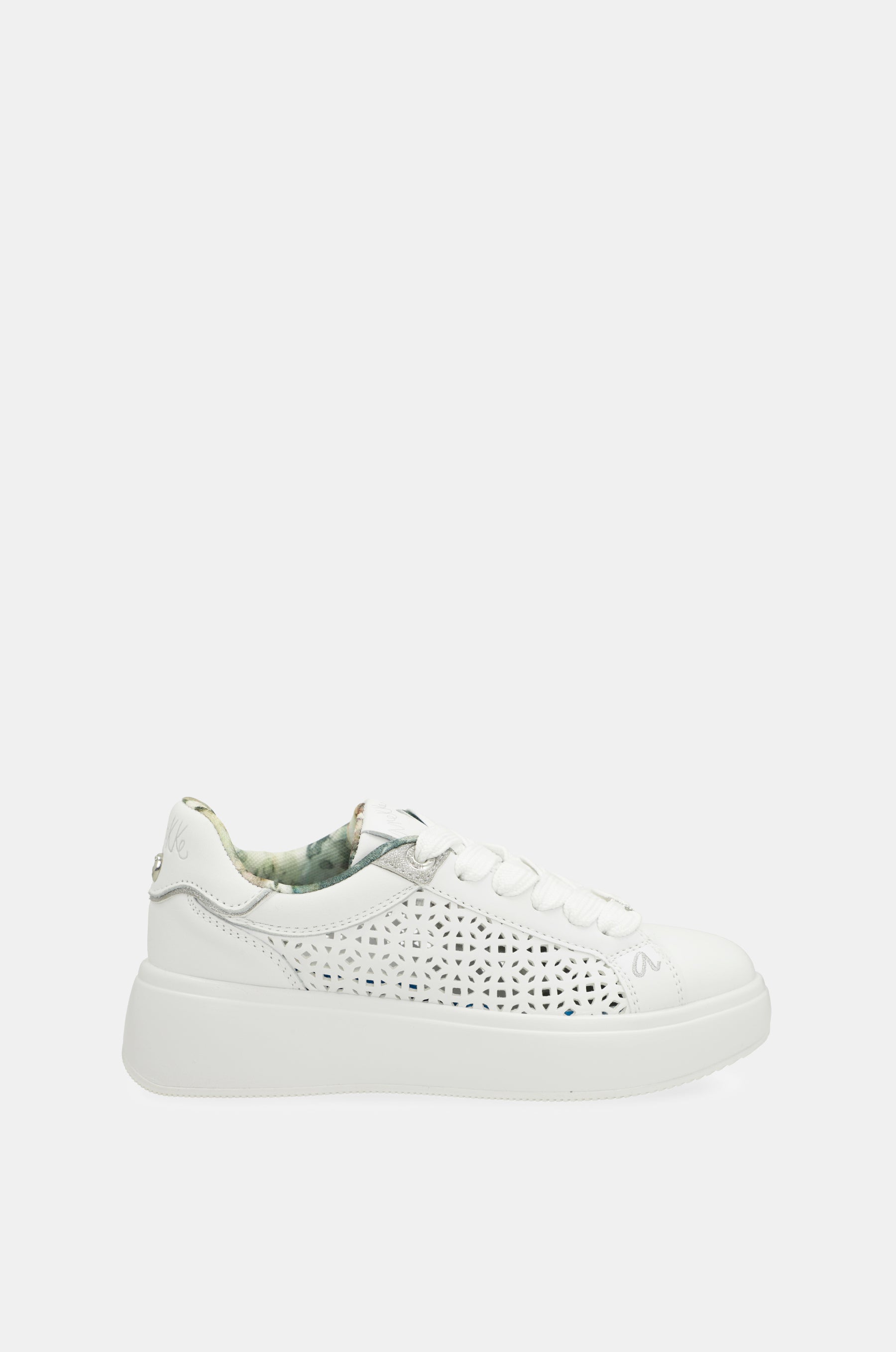 Sneakers a macchie bianche