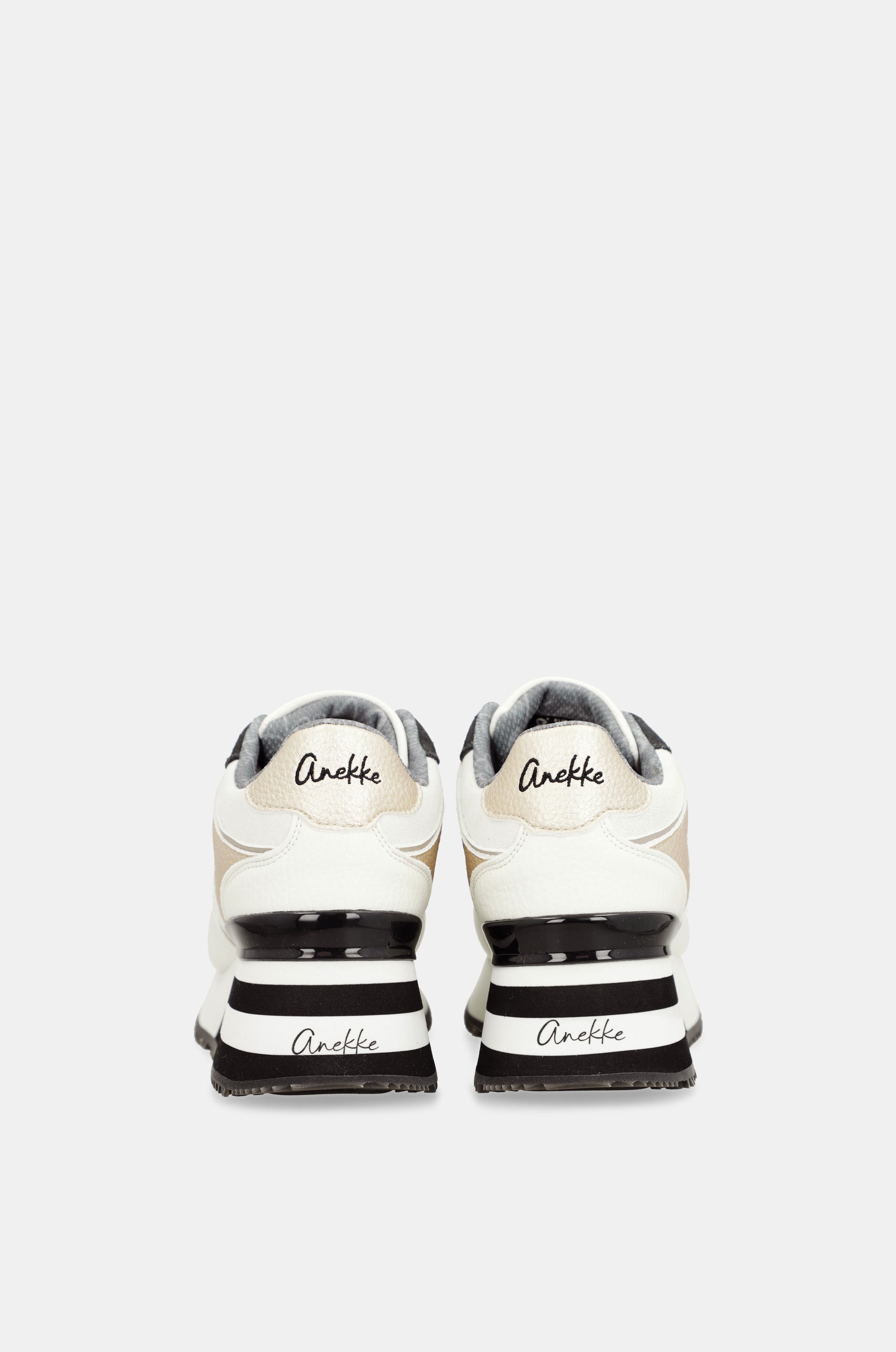 Sneakers bianche con dettagli neri