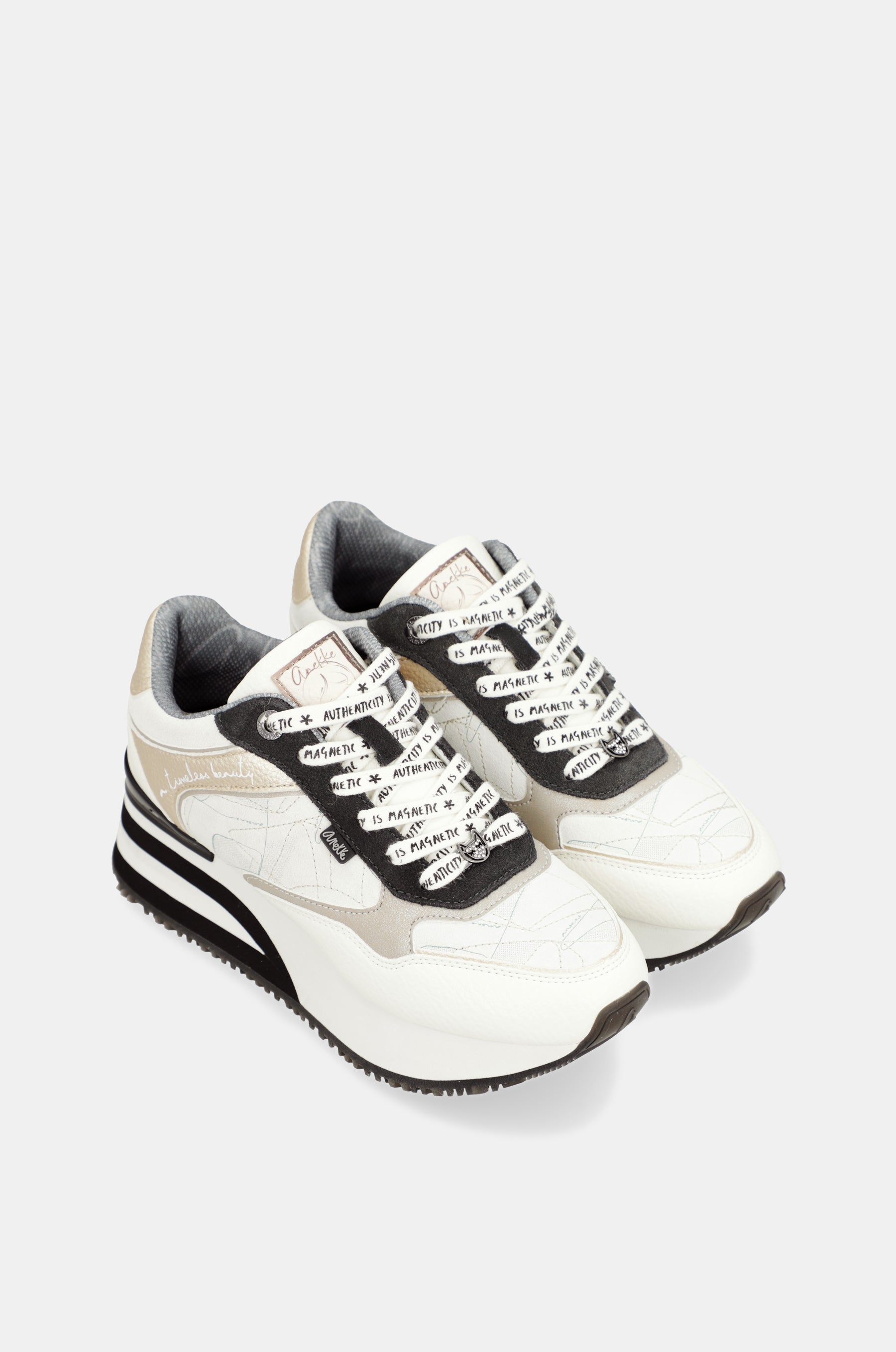 Sneakers bianche con dettagli neri