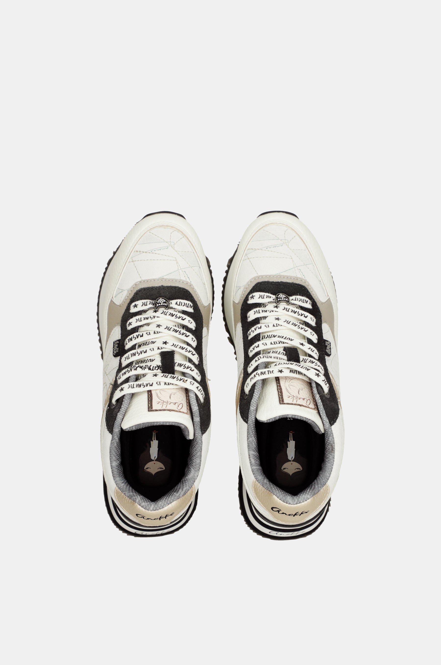 Sneakers bianche con dettagli neri