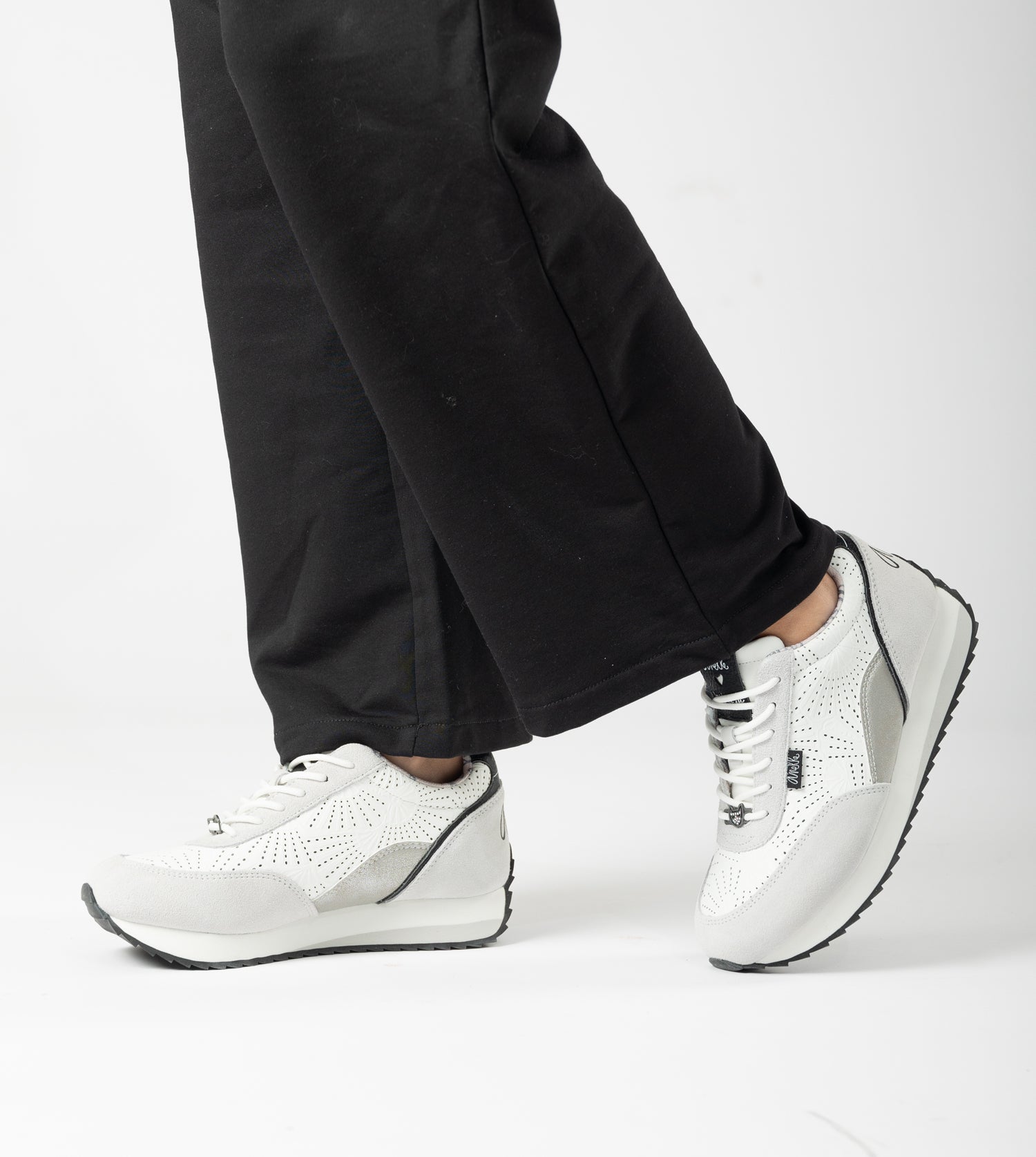 Sneakers a Pois Bianchi