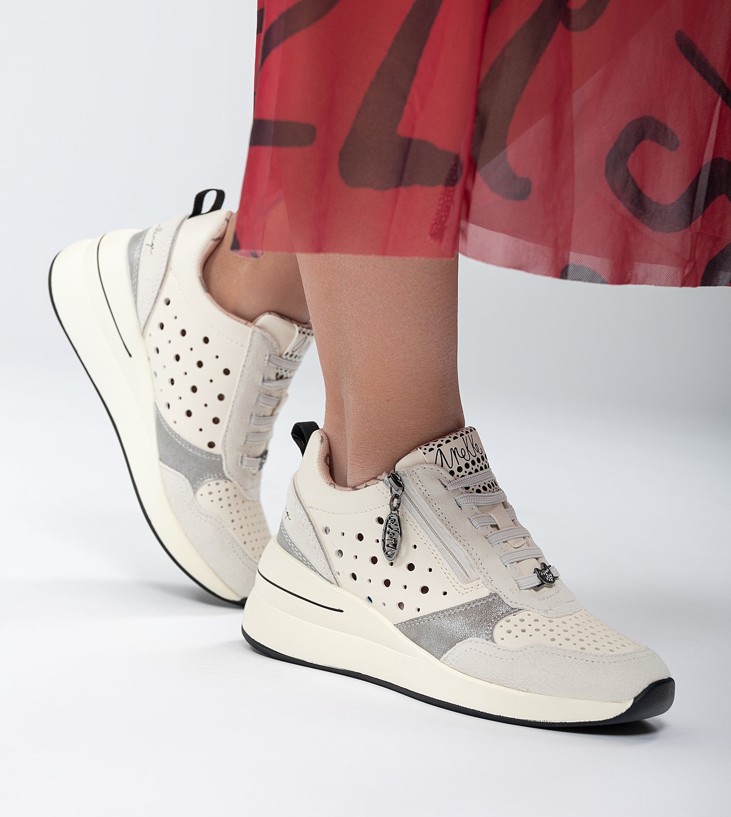 Sneakers bianche a forma di cuneo con pois