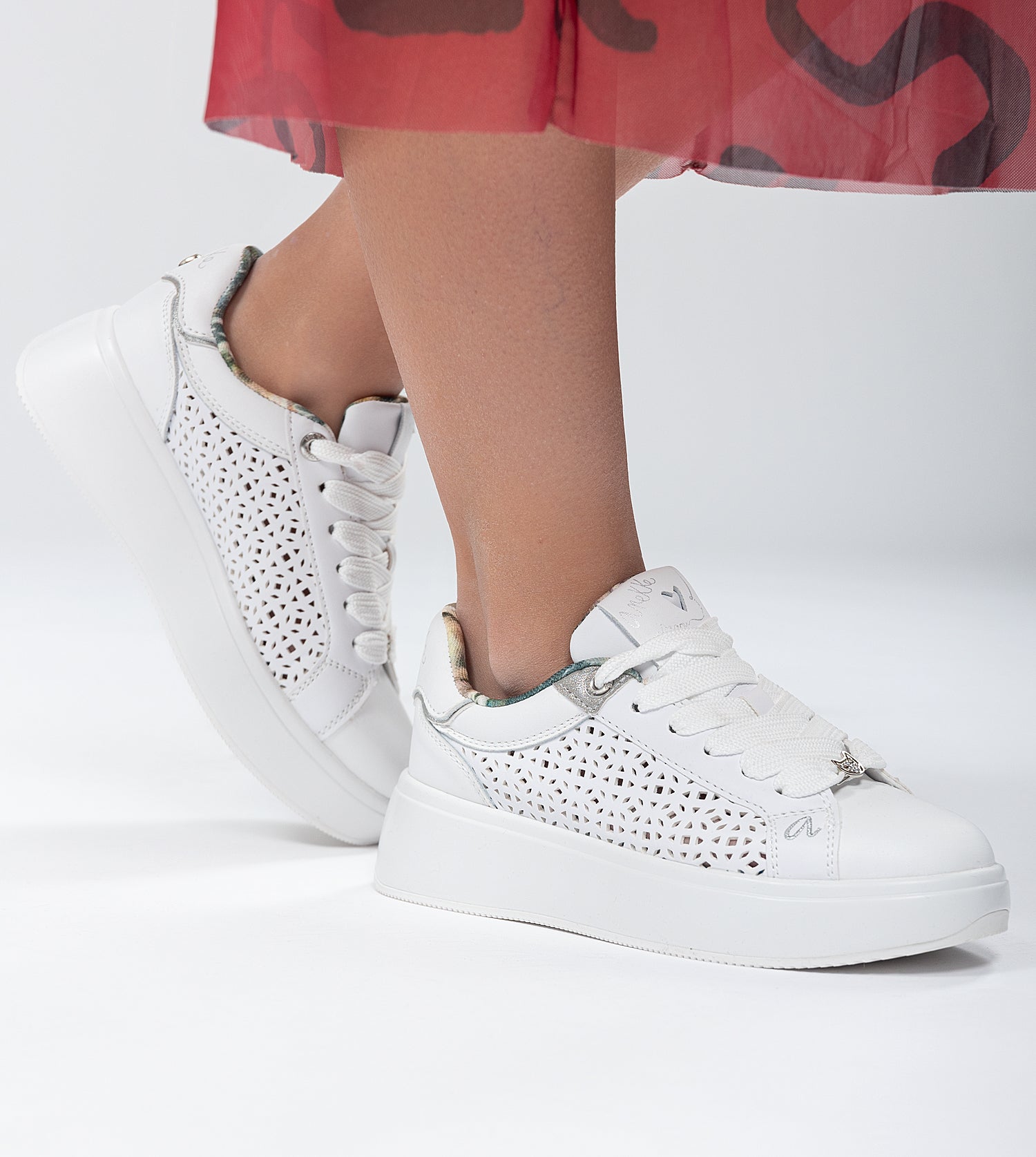 Sneakers a macchie bianche
