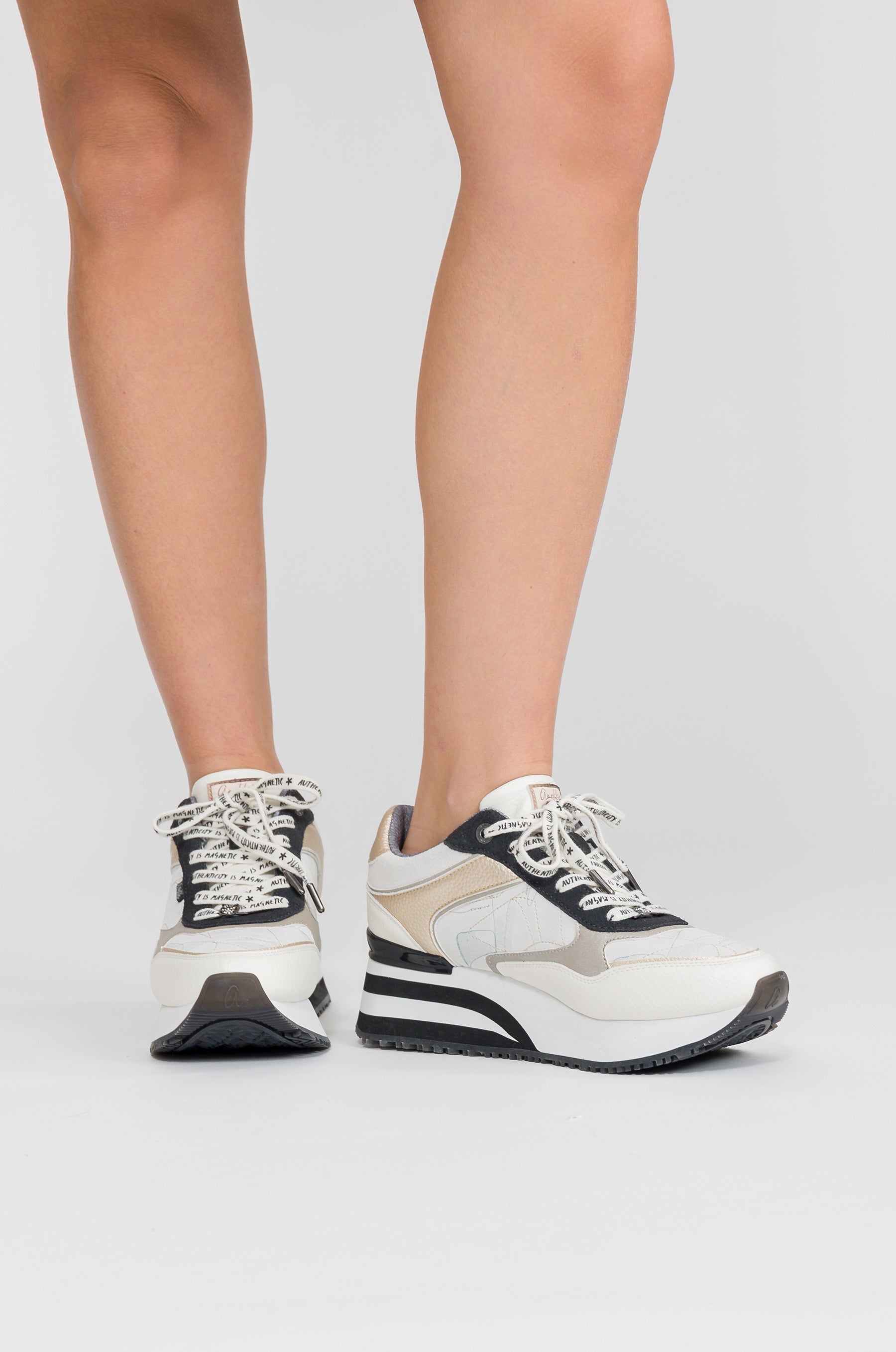 Sneakers bianche con dettagli neri