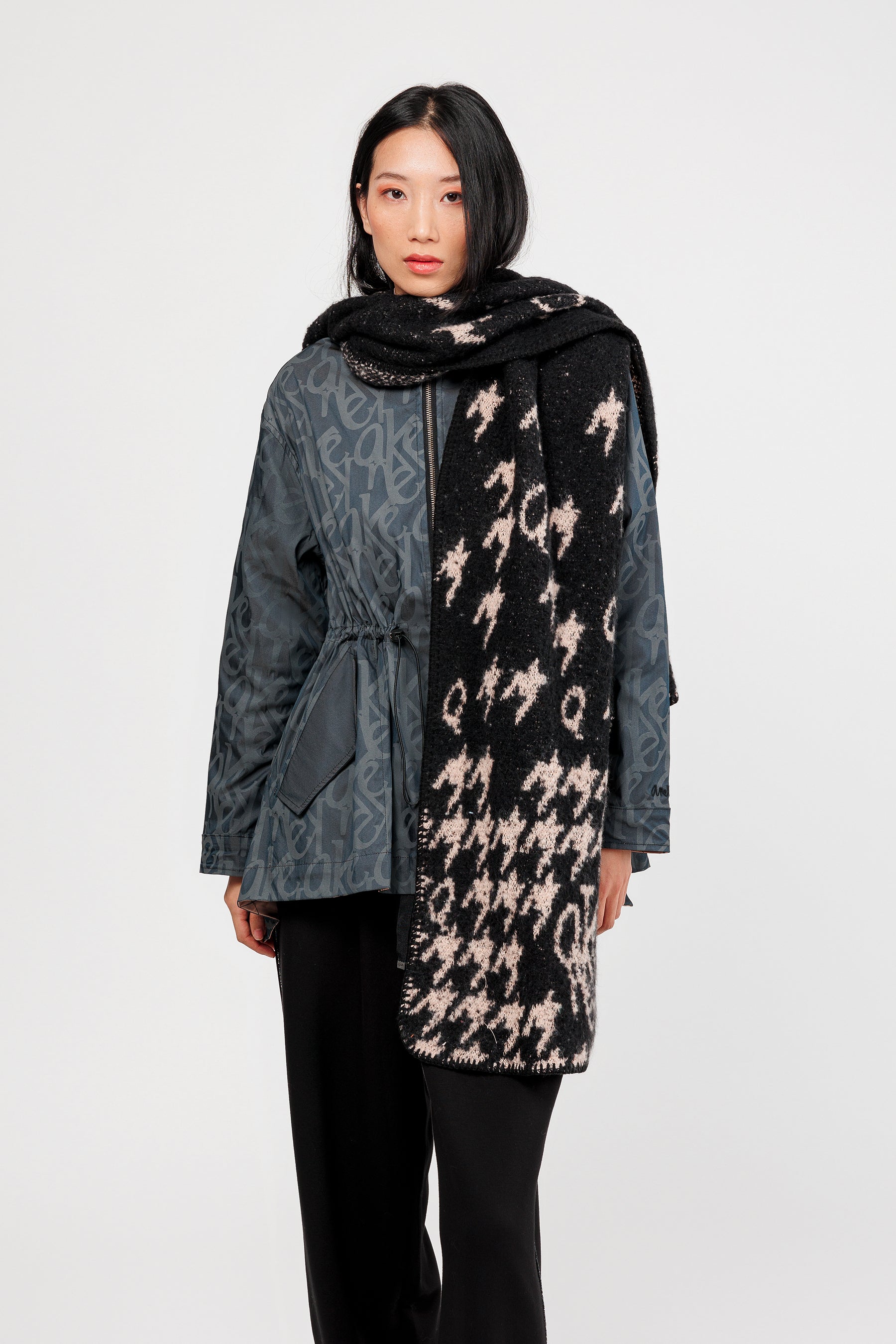 Sciarpa con cappuccio nera e beige