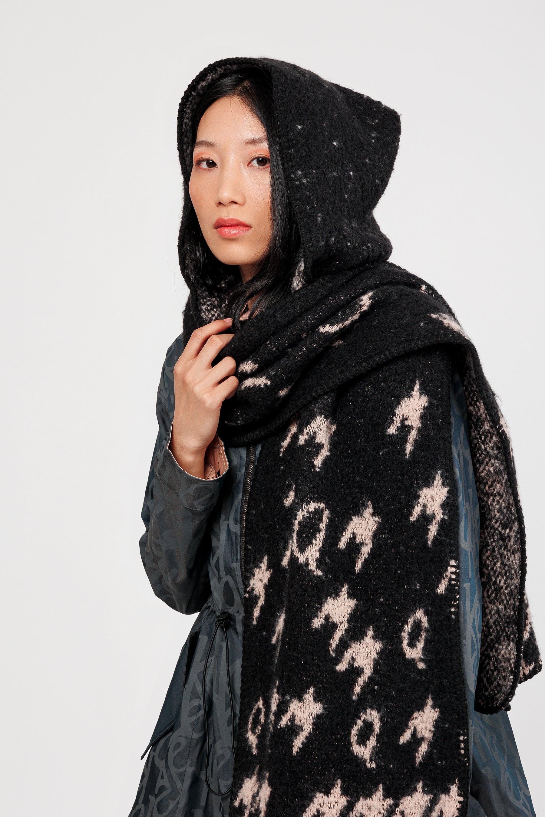 Sciarpa con cappuccio nera e beige