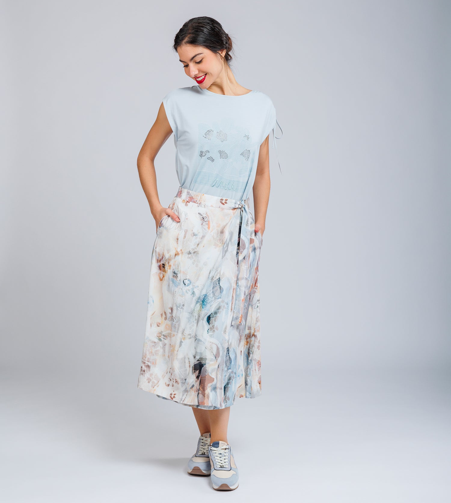 T-shirt blu con arricciatura su una spalla