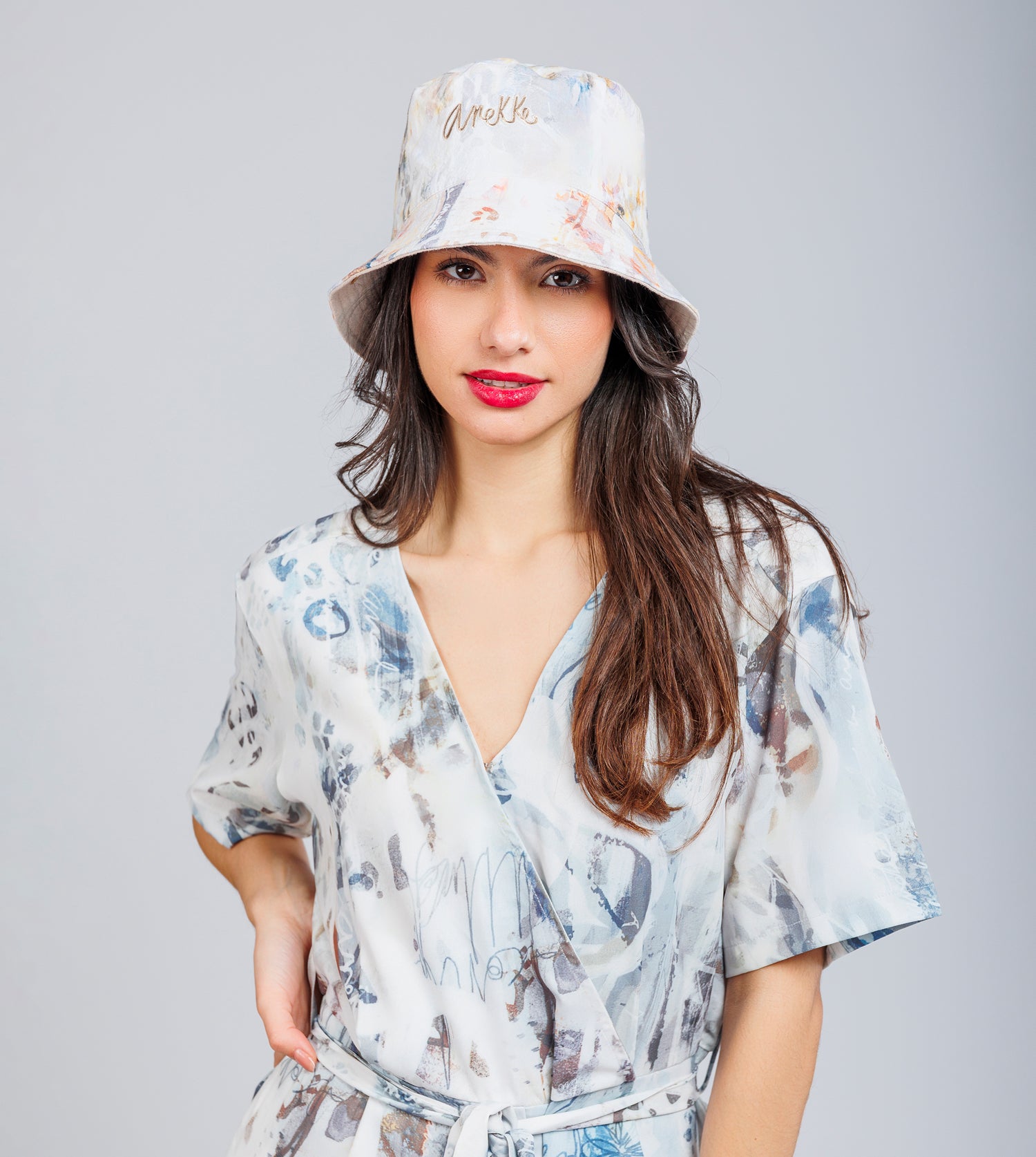 Cappello a secchiello reversibile beige