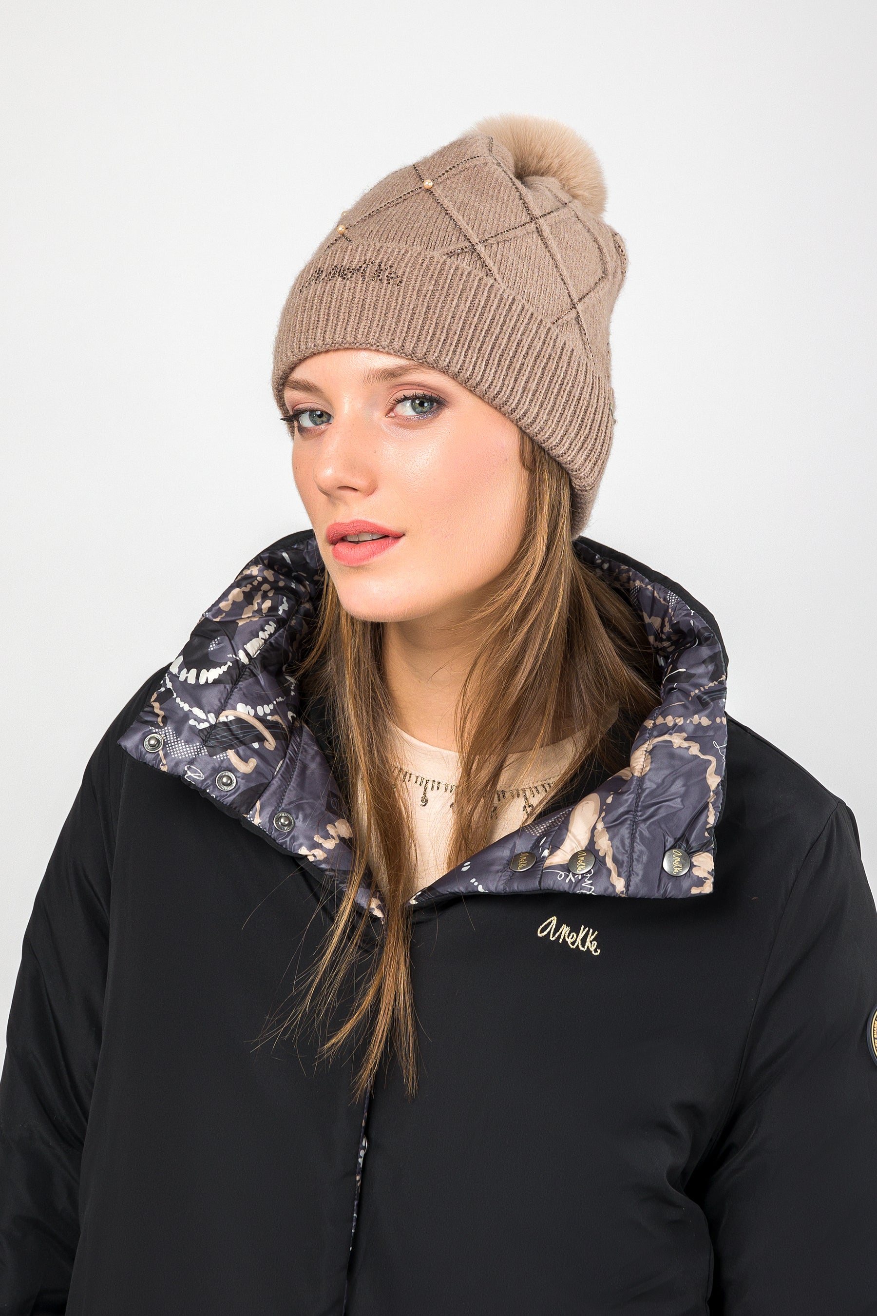 Cappello in maglia beige con particolari