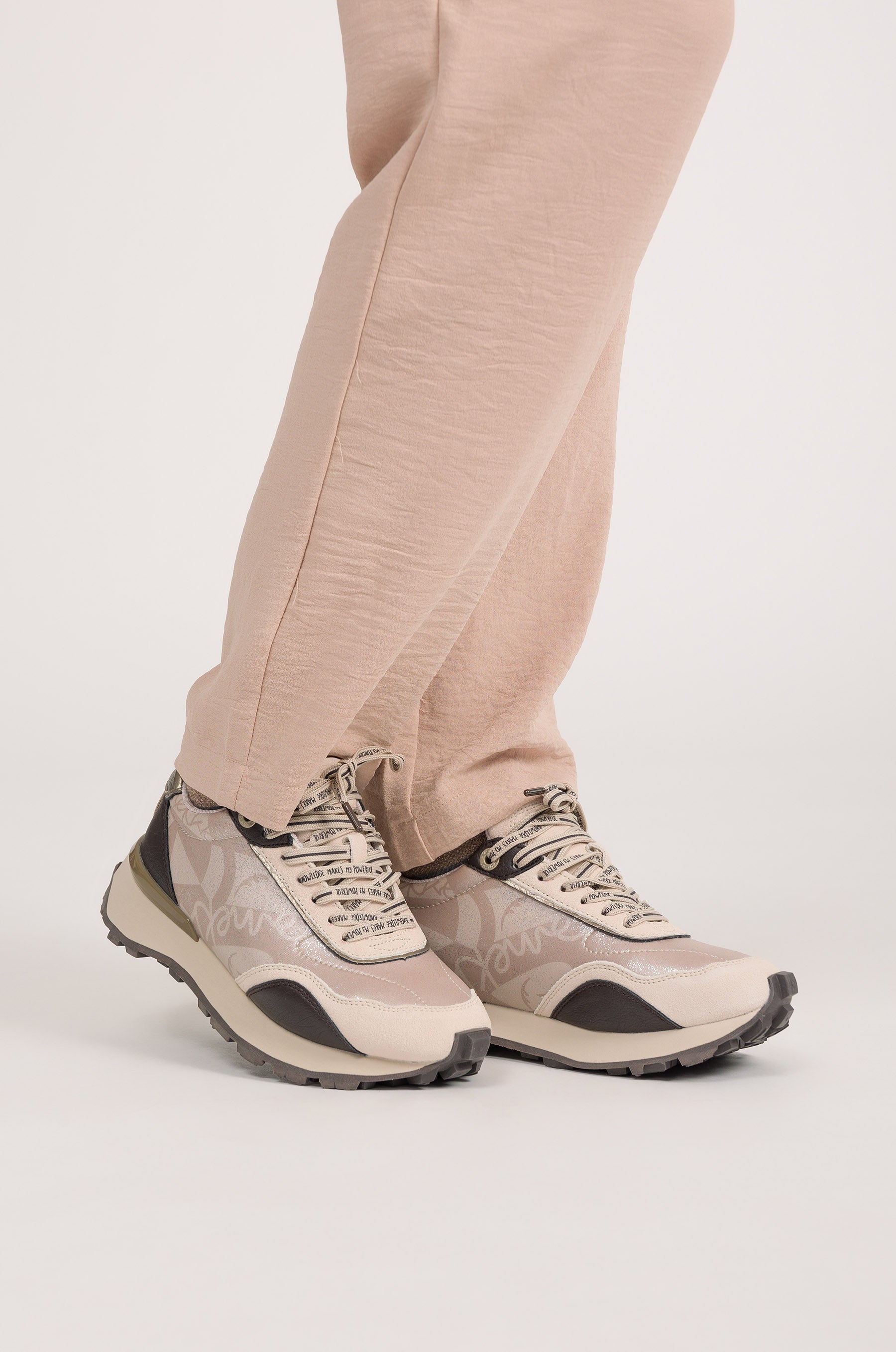 Sneakers beige con dettagli marroni