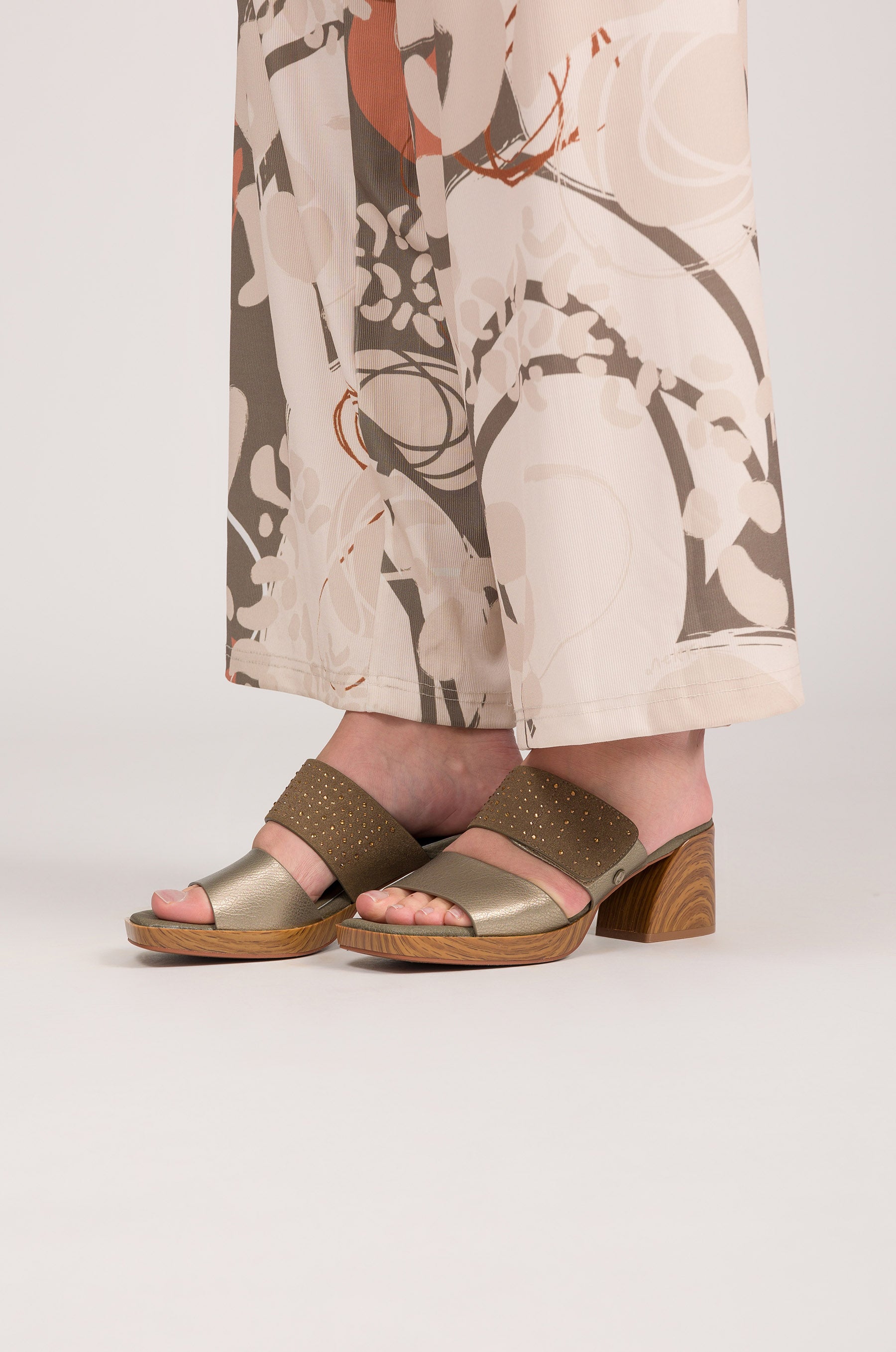 Sandali con tacco verdi e dorati con strass