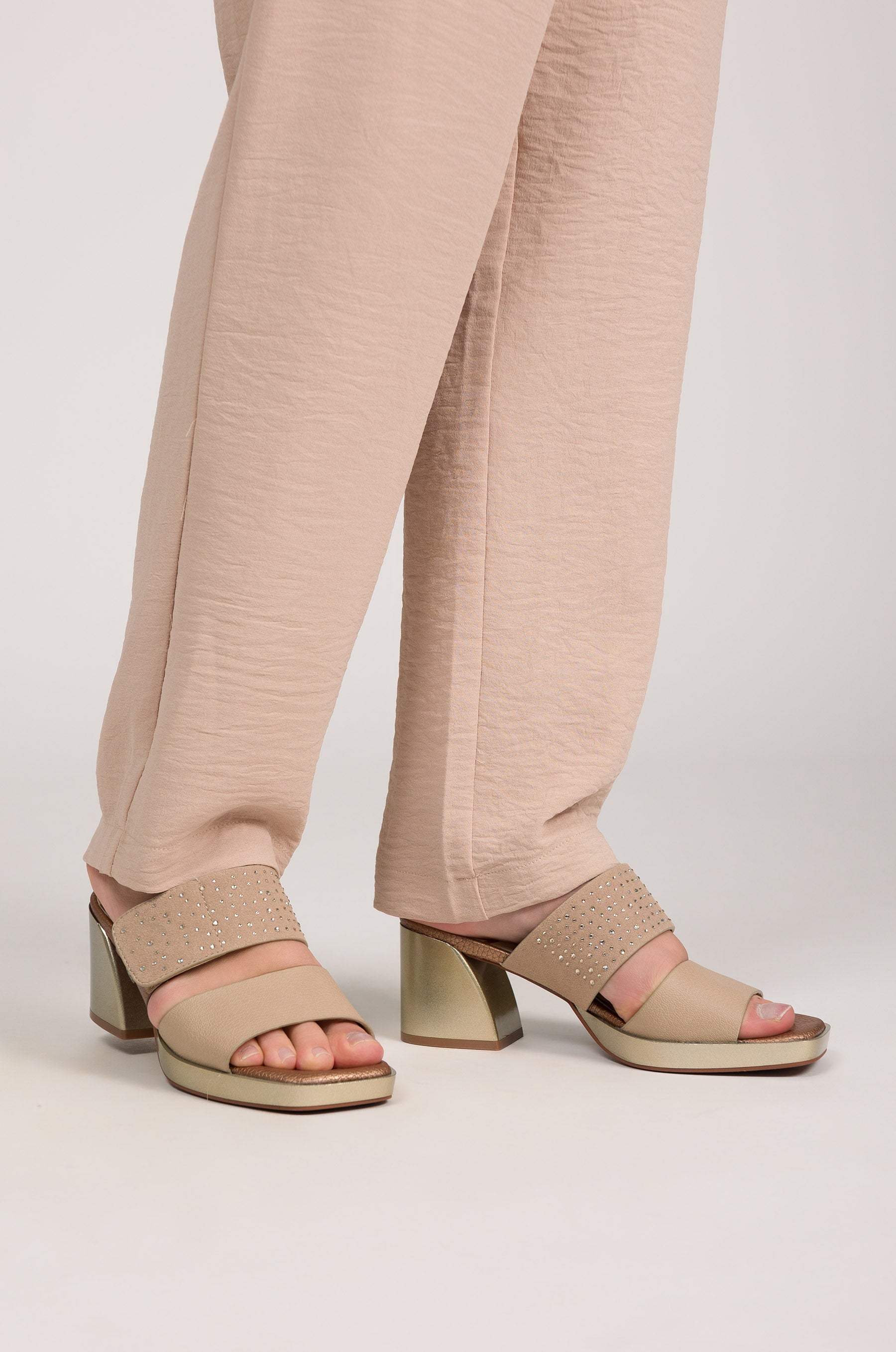 Sandali con tacco beige con strass