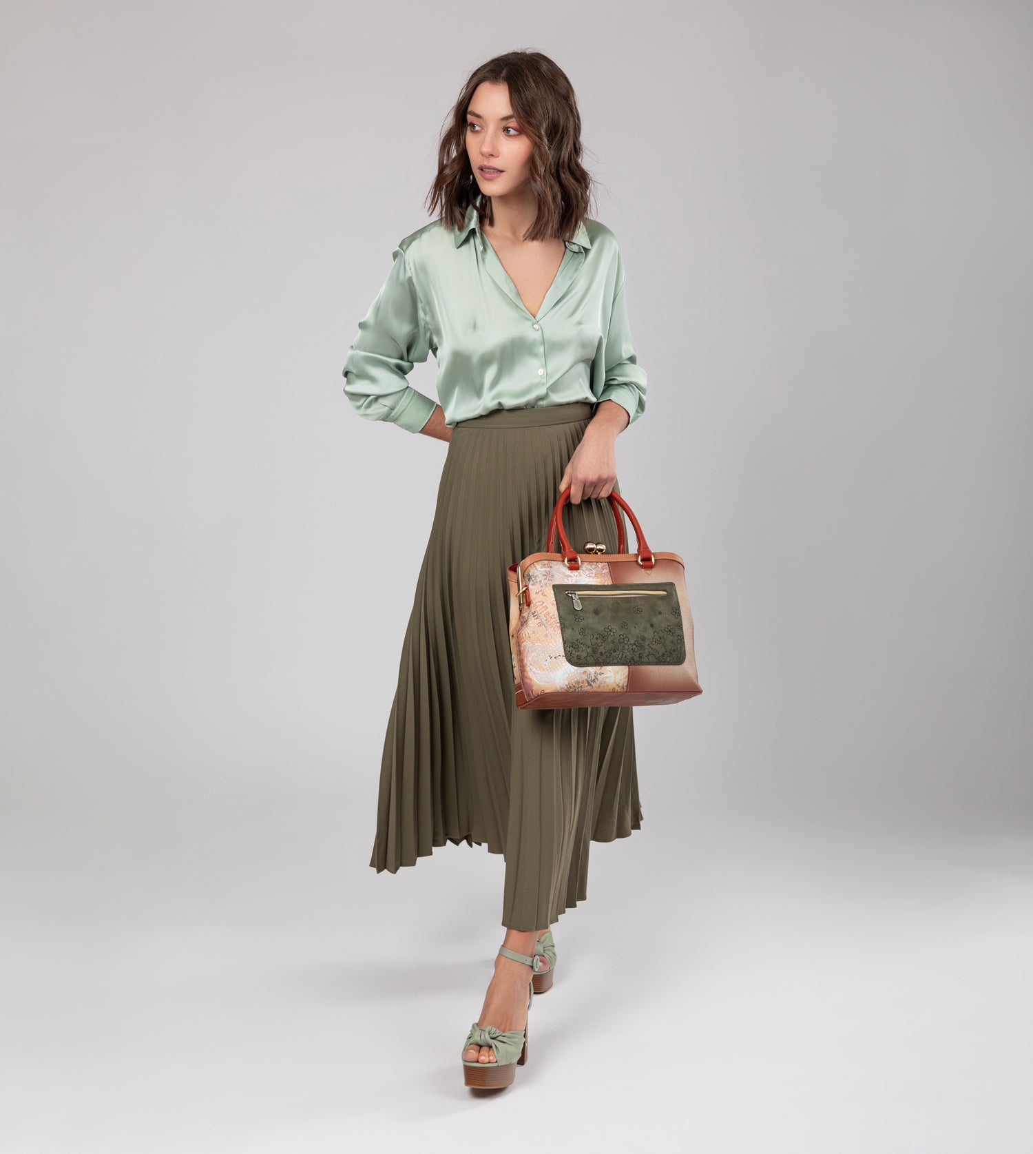 Borsa Peace & Love con chiusura a bacio cammello