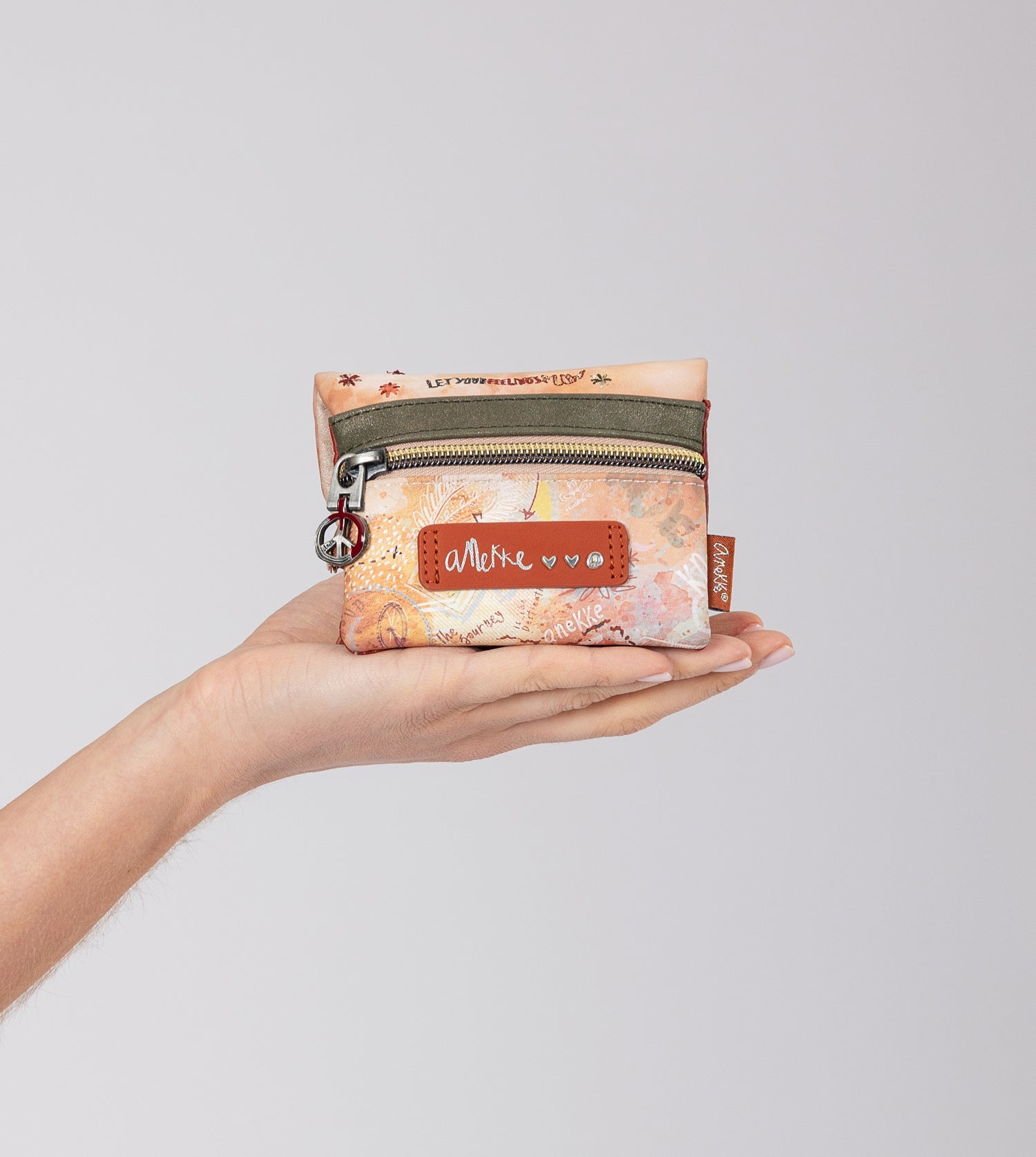 Portamonete con patta Peace & Love cammello