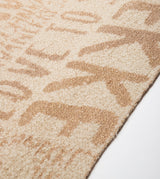 Sciarpa beige con logomania.