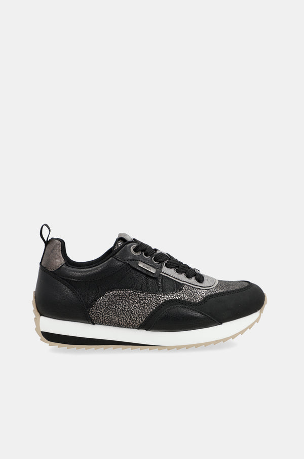 Sneakers nere da viaggio