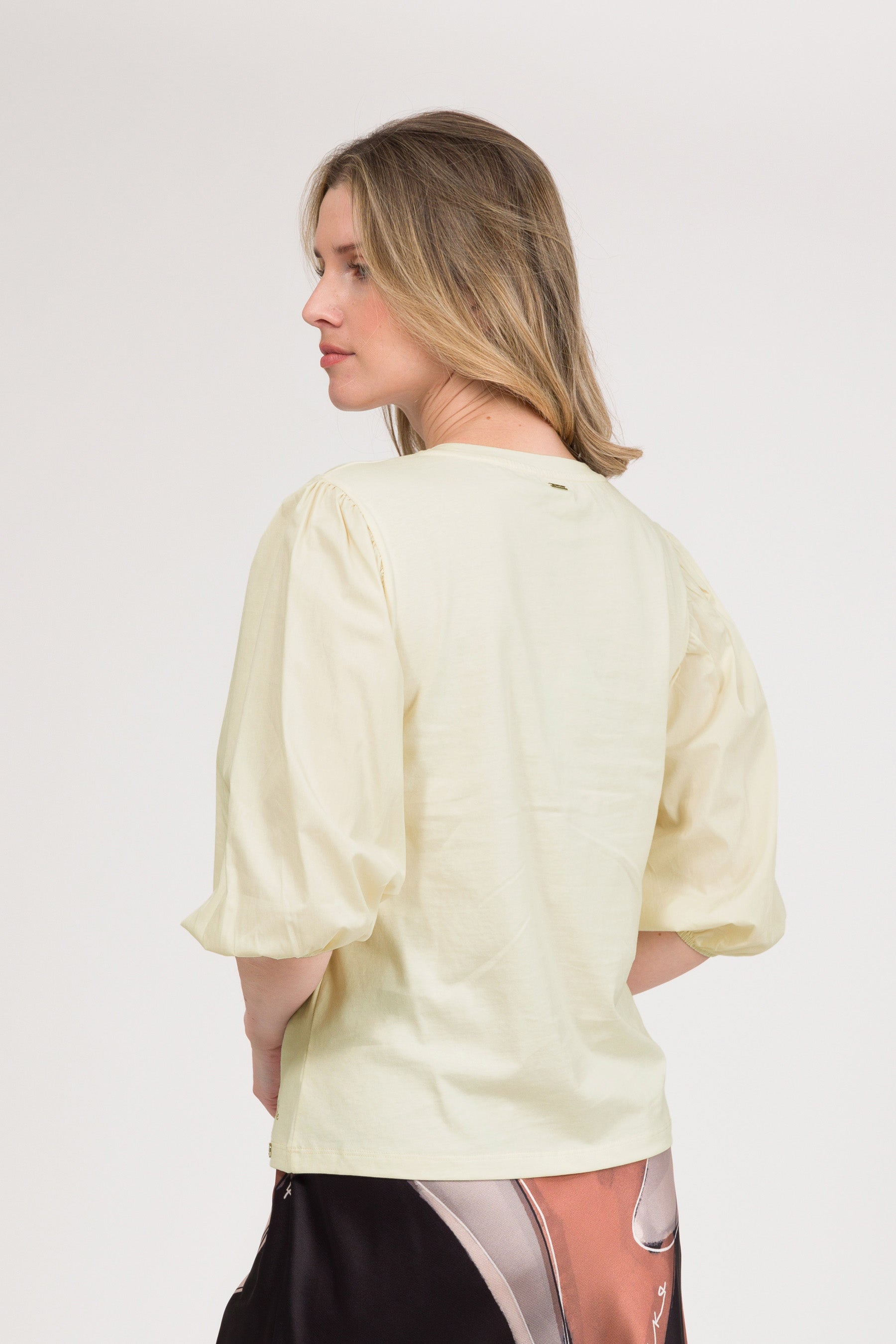 Maglietta con maniche a sbuffo beige