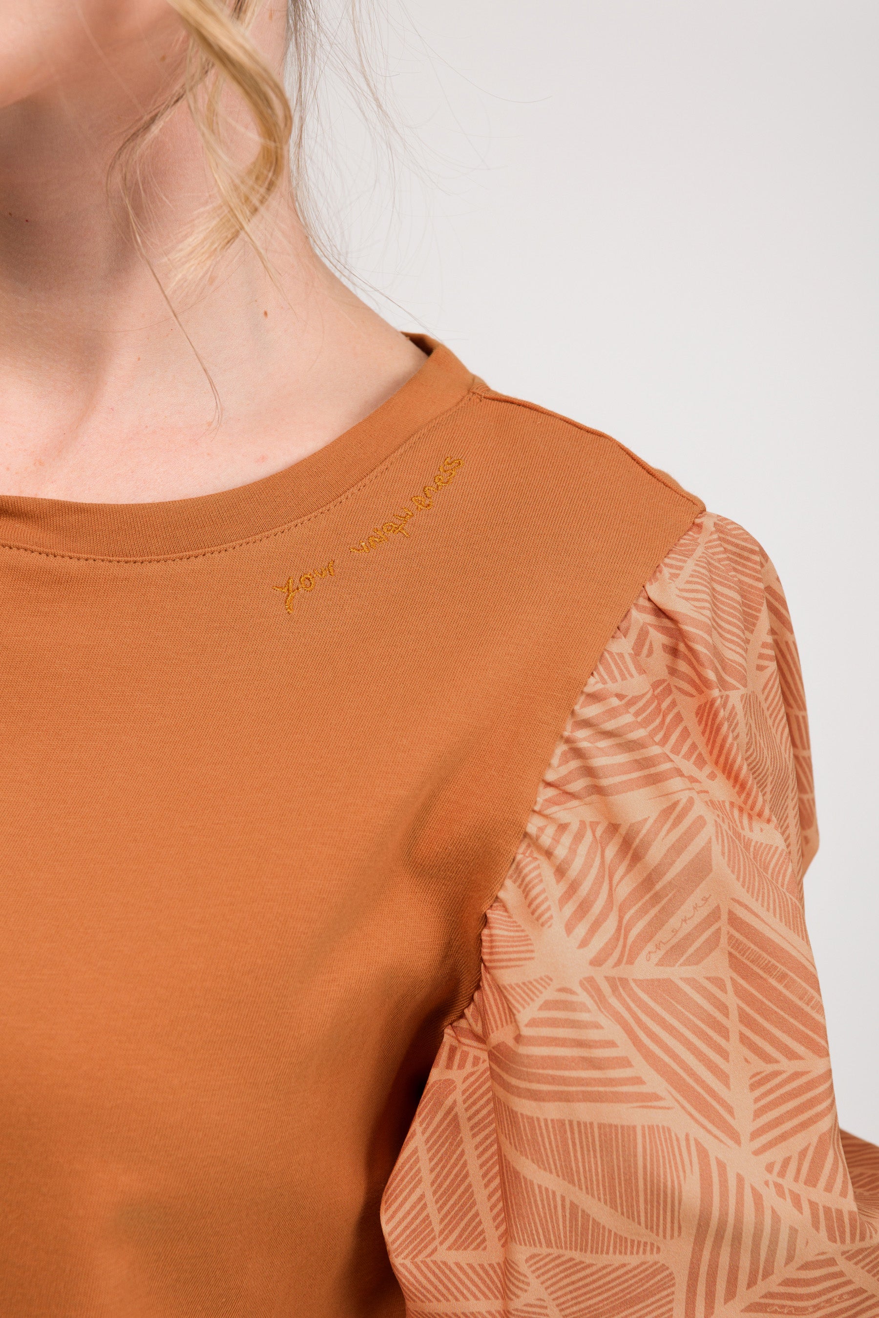 Maglietta con maniche a sbuffo e stampa