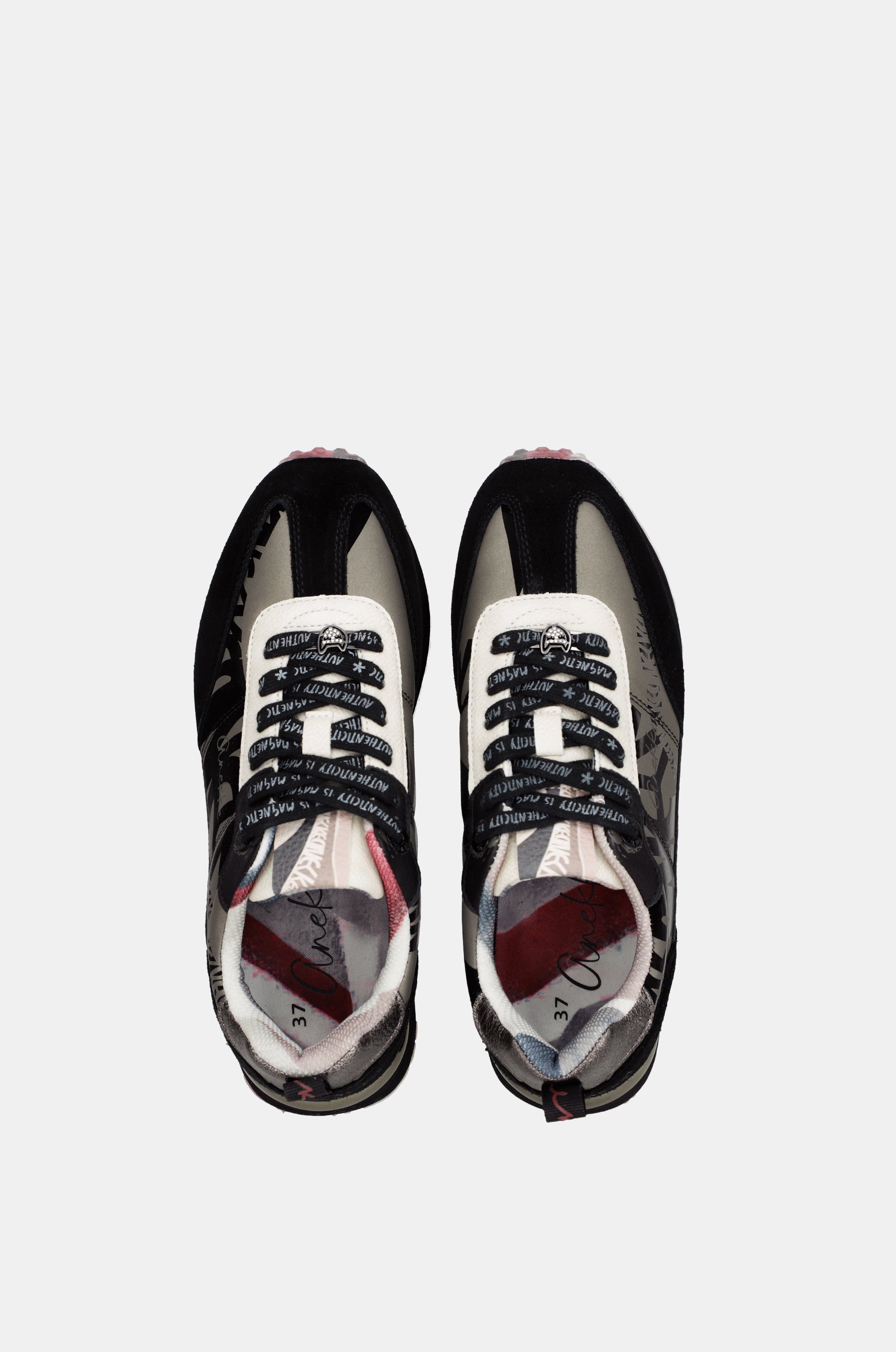 Sneakers nere e piombo