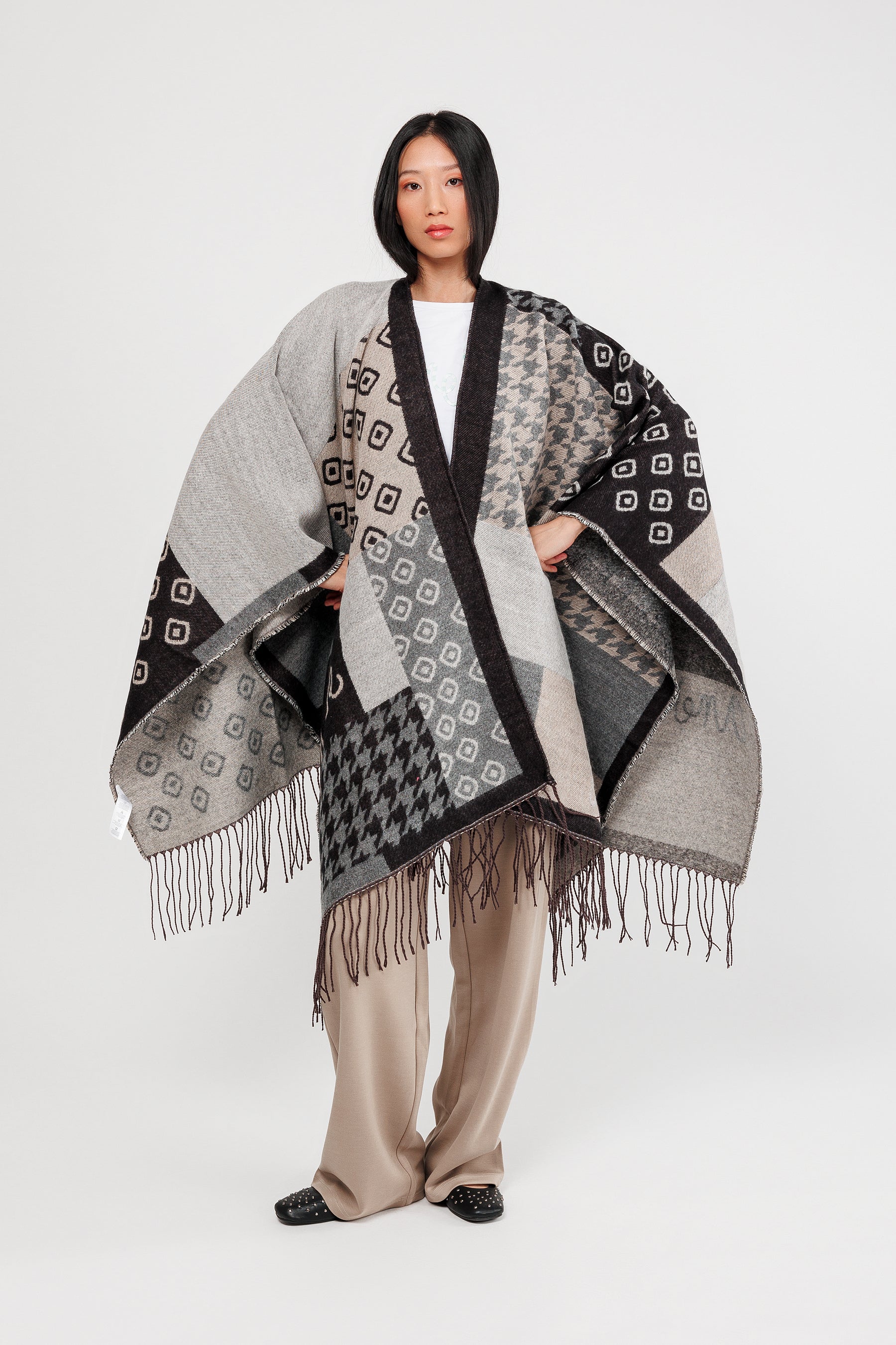 Poncio con frange nero e beige