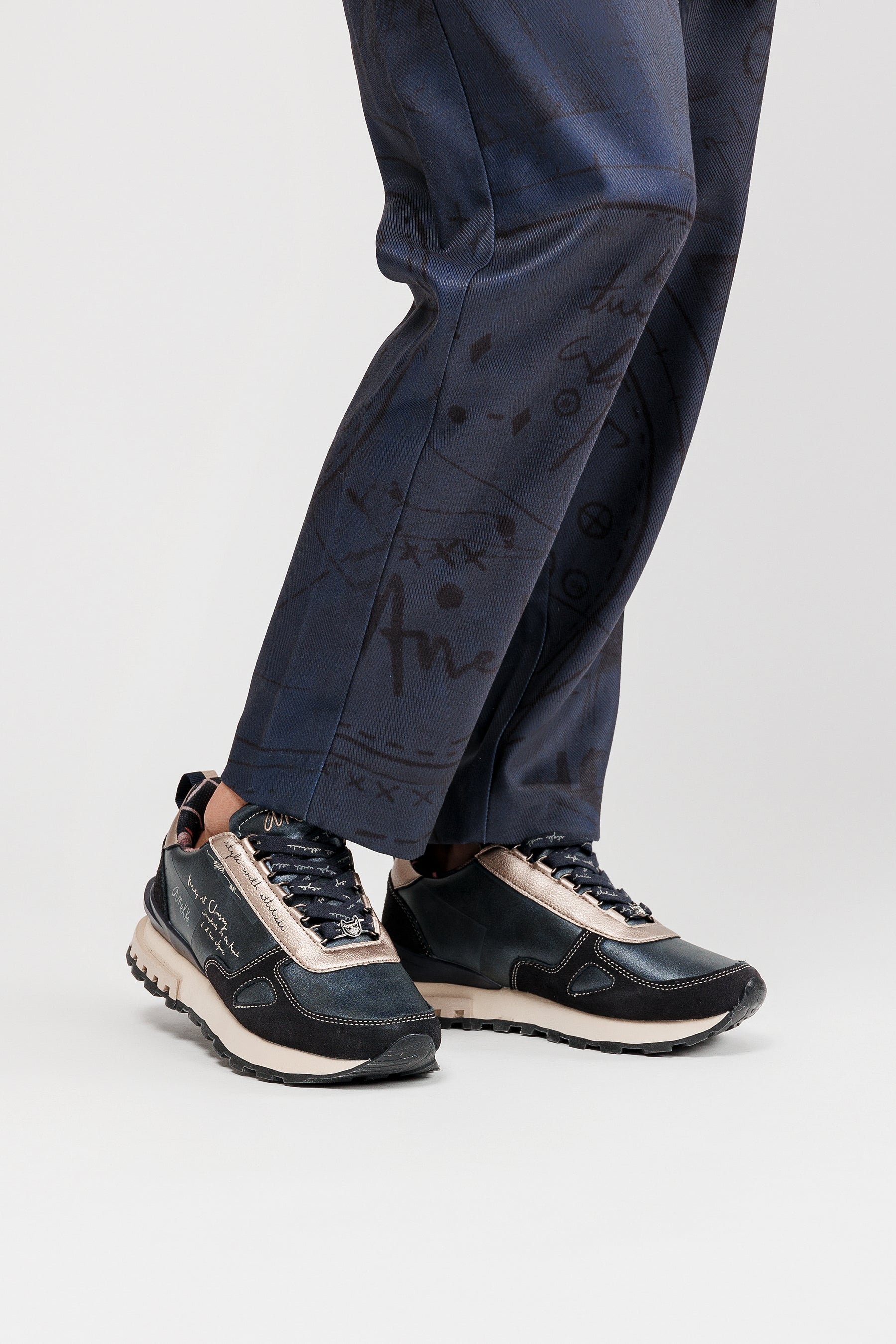 Scarpe sportive blu e beige