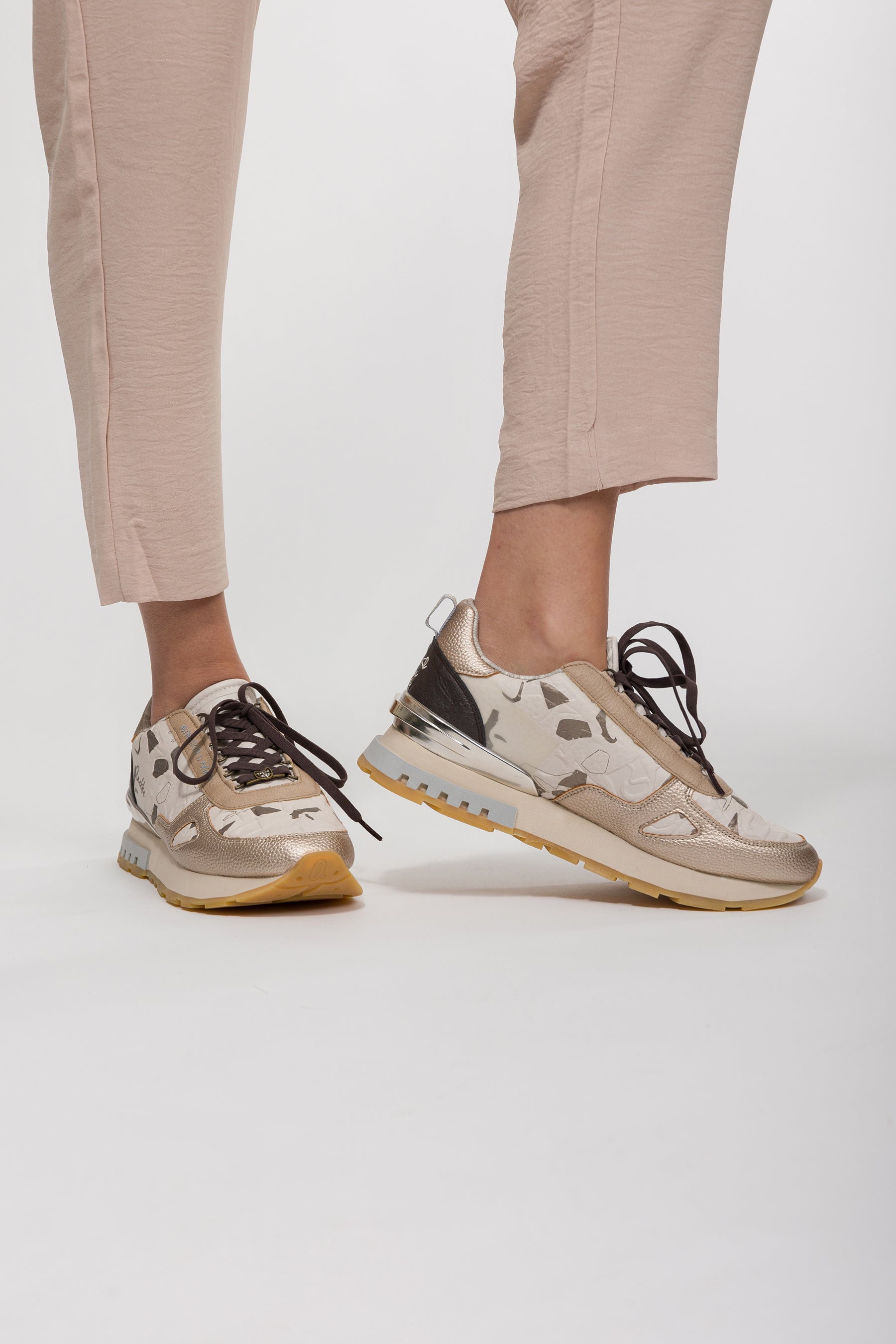 Sneakers beige e dorate