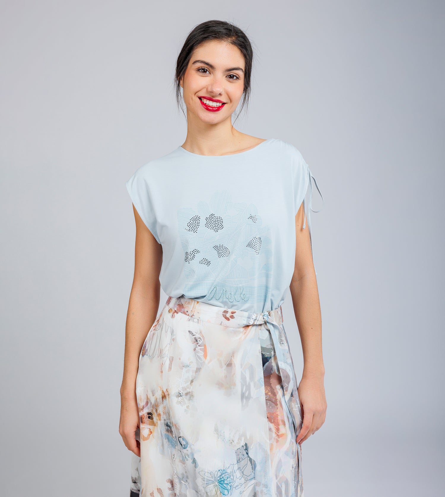 T-shirt blu con arricciatura su una spalla