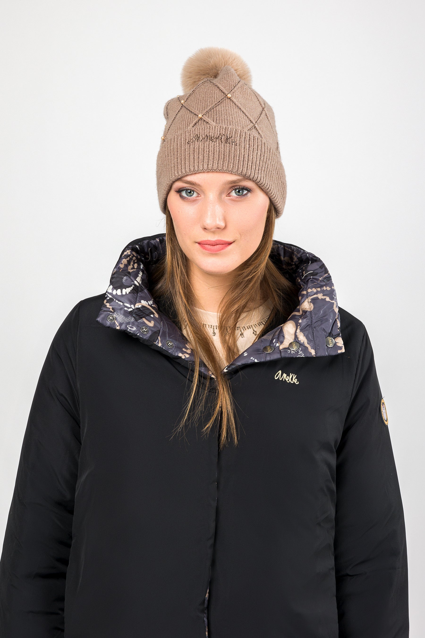 Cappello in maglia beige con particolari
