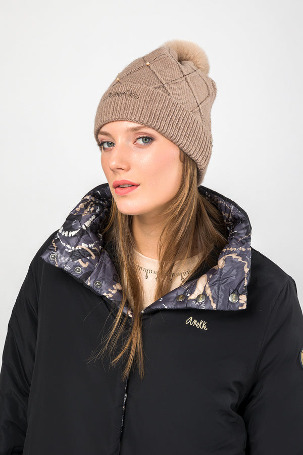 Cappello in maglia beige con particolari