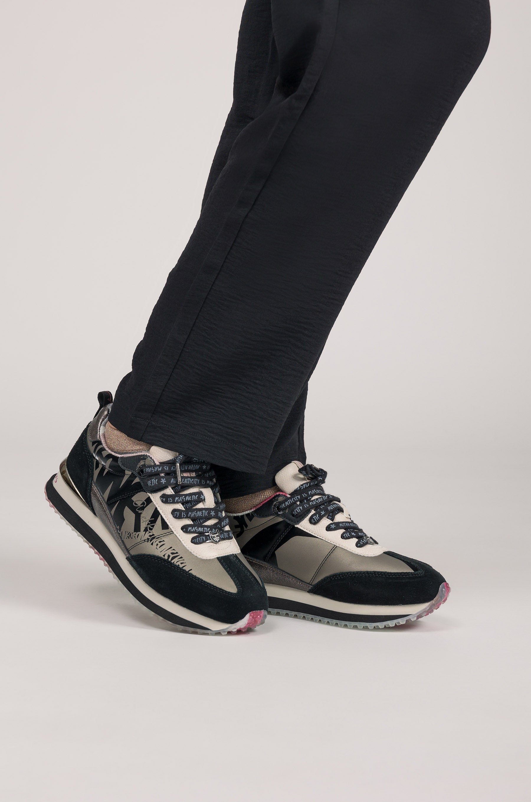 Sneakers nere e piombo