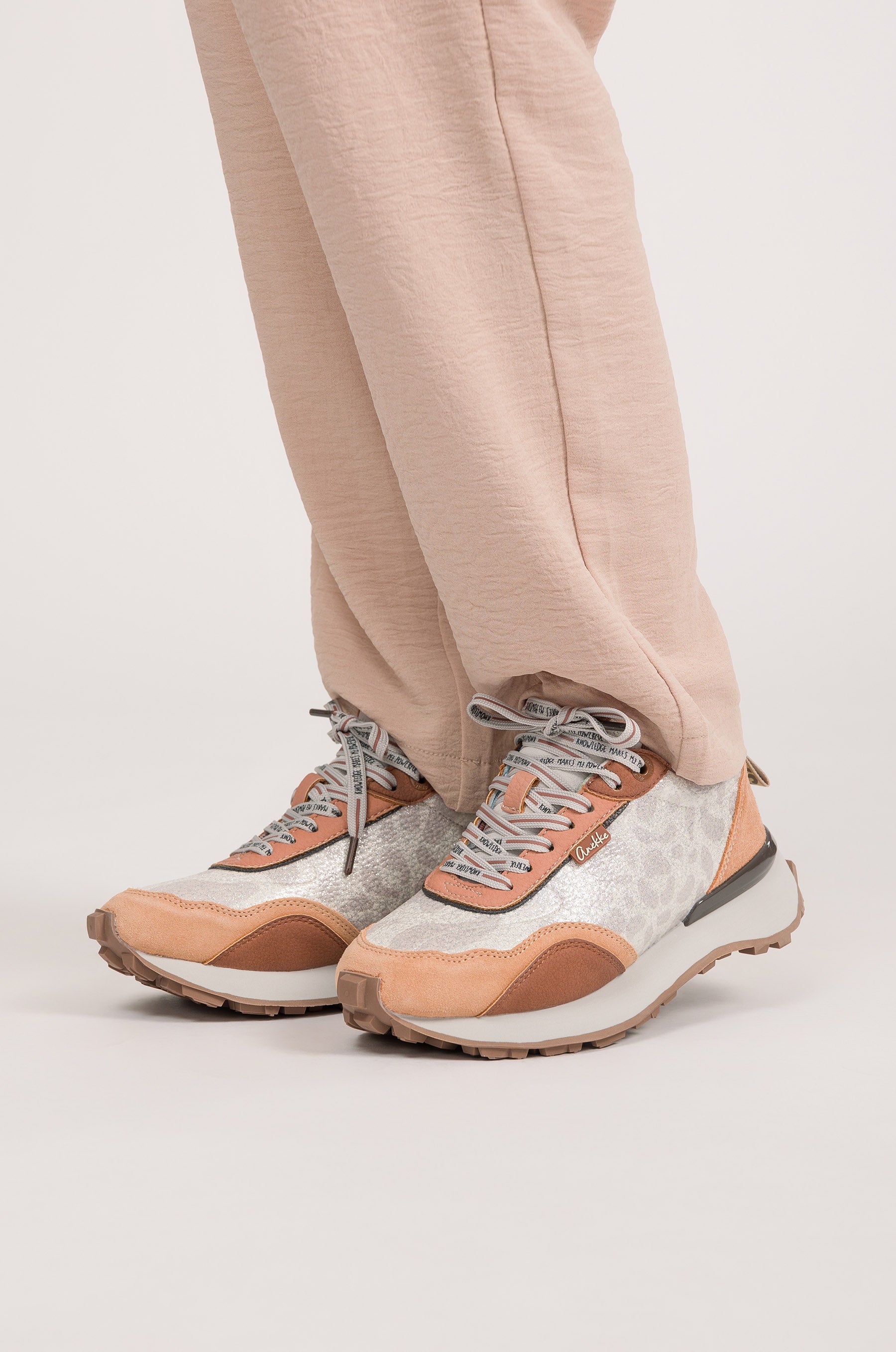 Sneakers beige e arancioni